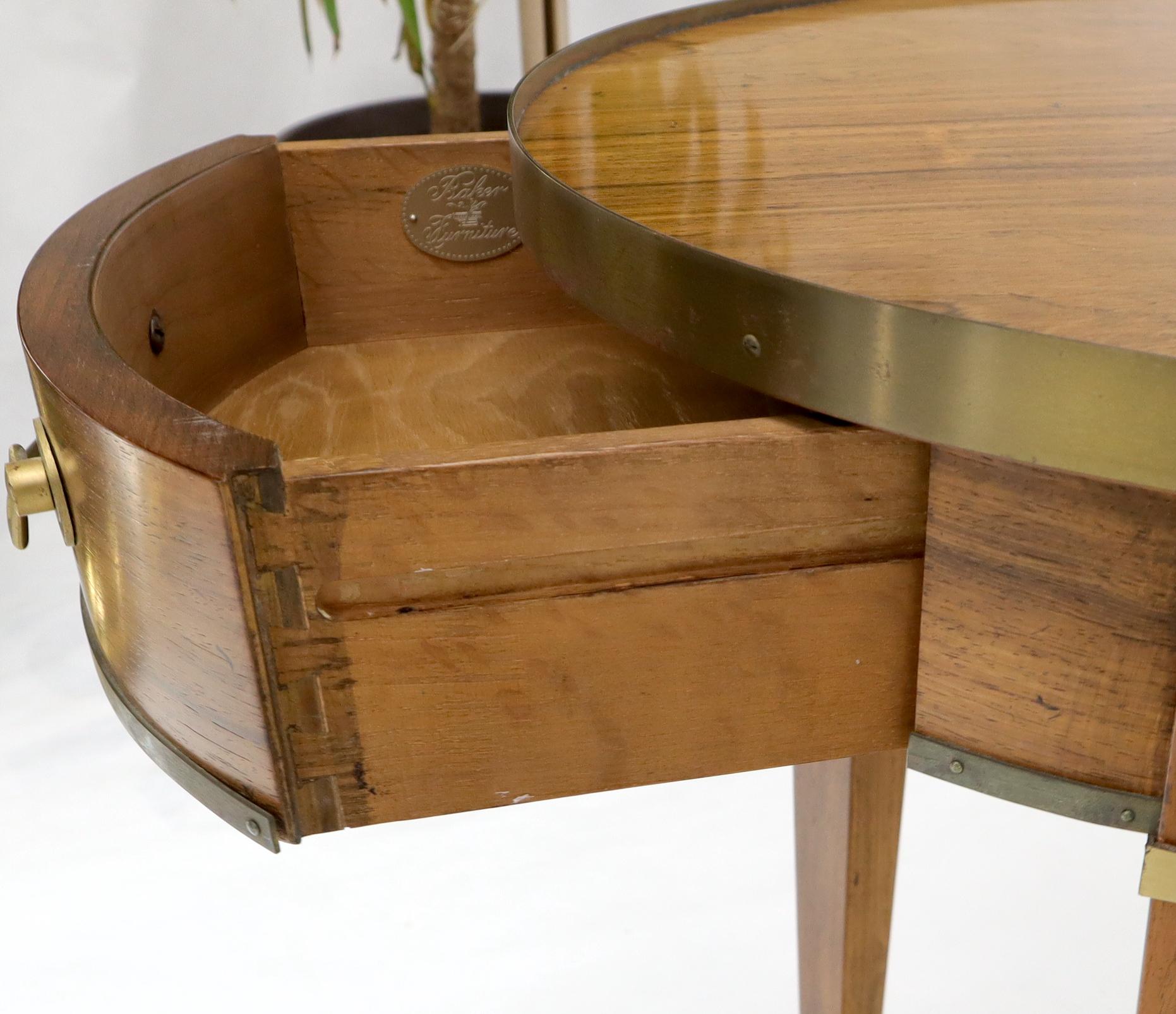 Ovaler Beistelltisch aus gebleichter Palisanderholz mit einer Schublade aus Galeriemessing von Baker im Angebot 3