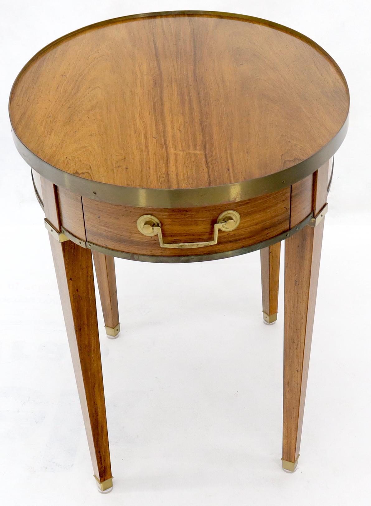 Ovaler Beistelltisch aus gebleichter Palisanderholz mit einer Schublade aus Galeriemessing von Baker (Moderne der Mitte des Jahrhunderts) im Angebot