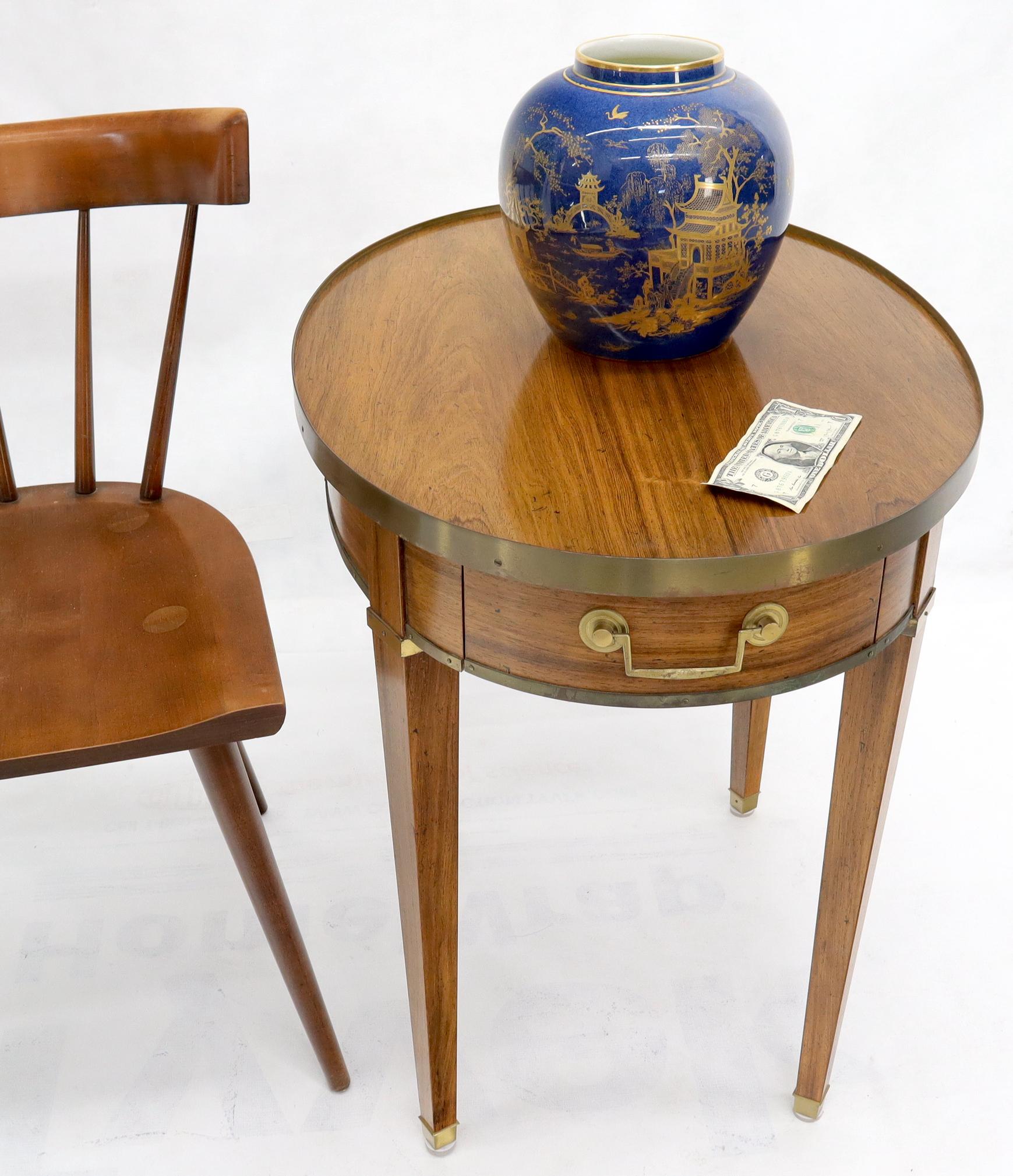 Ovaler Beistelltisch aus gebleichter Palisanderholz mit einer Schublade aus Galeriemessing von Baker (20. Jahrhundert) im Angebot