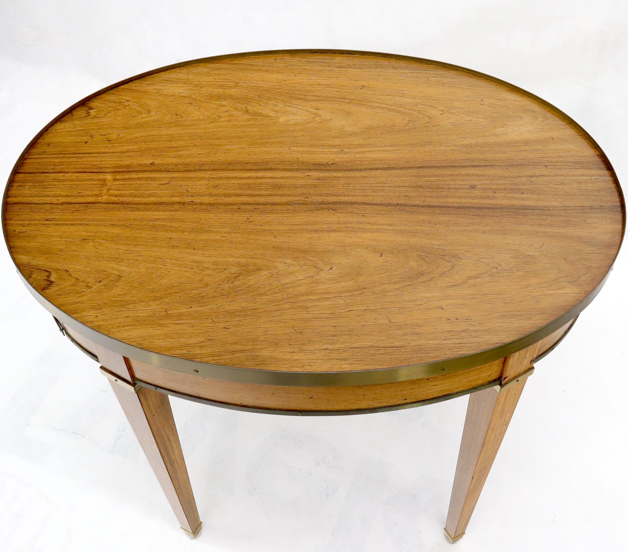 Ovaler Beistelltisch aus gebleichter Palisanderholz mit einer Schublade aus Galeriemessing von Baker (Messing) im Angebot