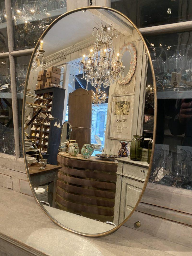 
Gorgeous oval Italian mirror from the 1950s with a sleek brass profile.

Original mirrored glass, stylistically related to the work of designer Giò Ponti.

A particularly suitable piece for any space in ones interior, such as entrance hall, above a