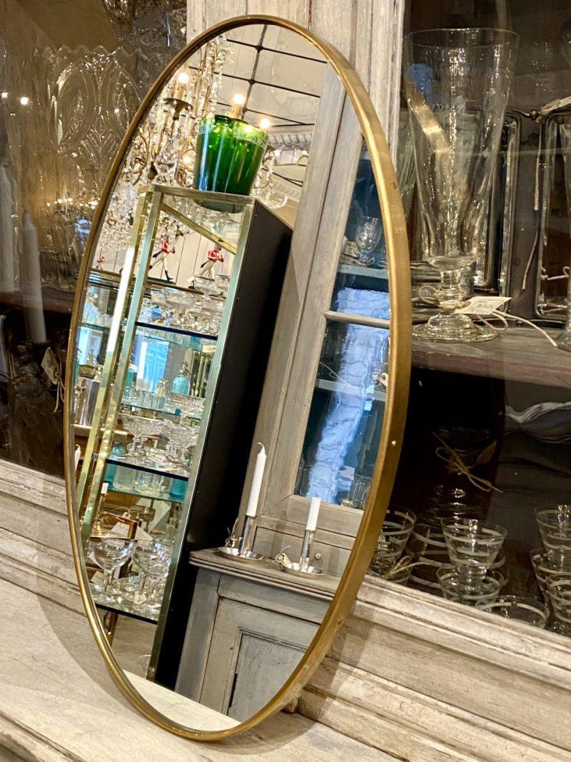 
Eleganter und stilvoller italienischer Messingspiegel aus den 1950er Jahren, mit schönem, engem ovalem Design und in einem wunderbar schlichten Messingprofil. Das Spiegelglas ist original und der Spiegel ist stilistisch mit dem Designer Giò Ponti