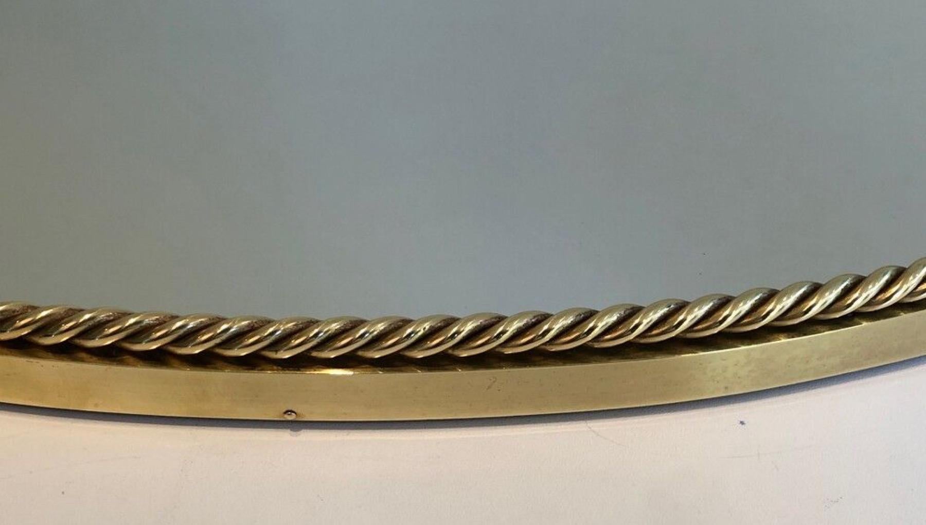 Espejo ovalado de latón rodeado de un cordón Al estilo de la Maison Bagués. mediados del siglo XX en venta