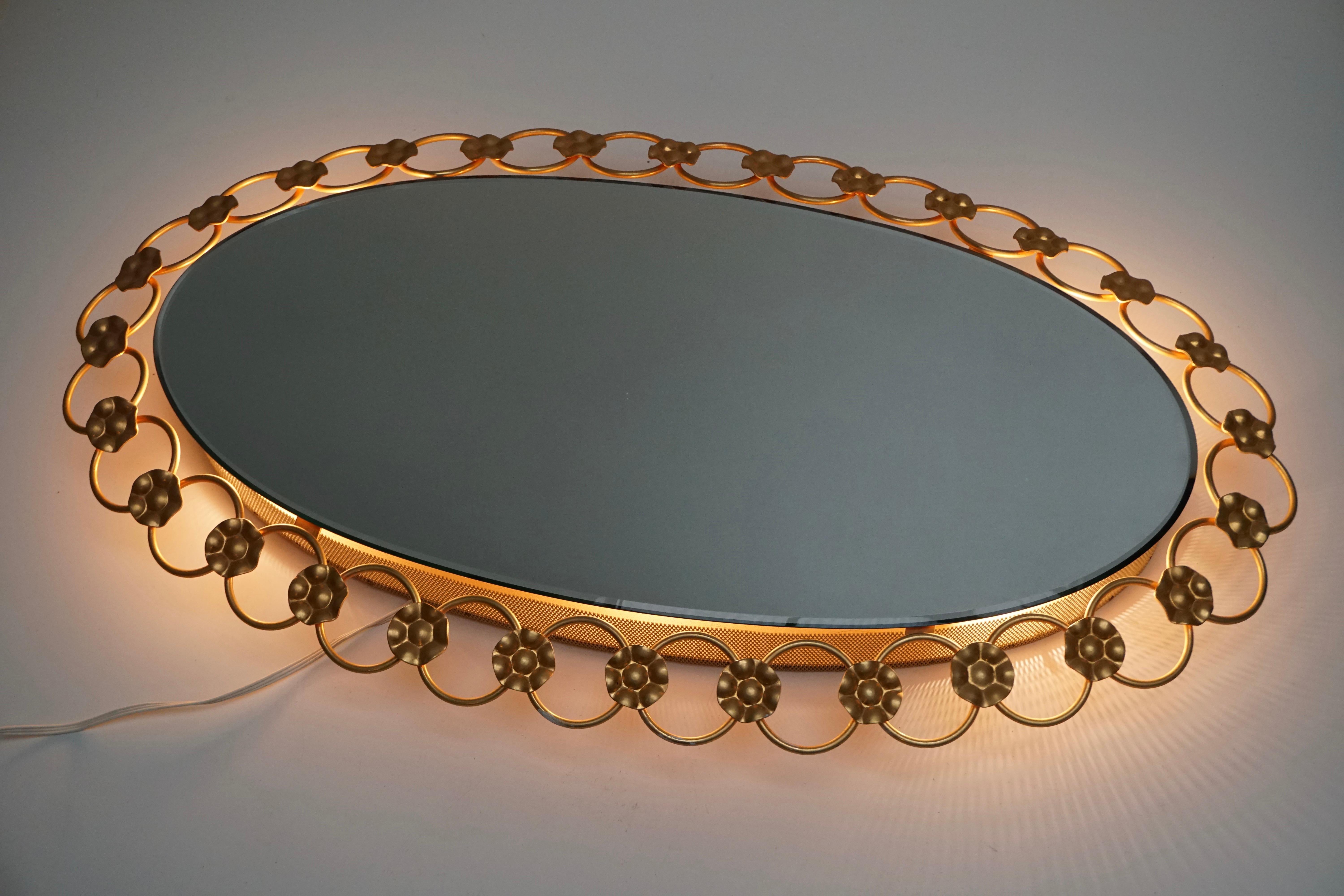 Hollywood Regency Miroir ovale en laiton avec lumière, Italie, années 1940 en vente