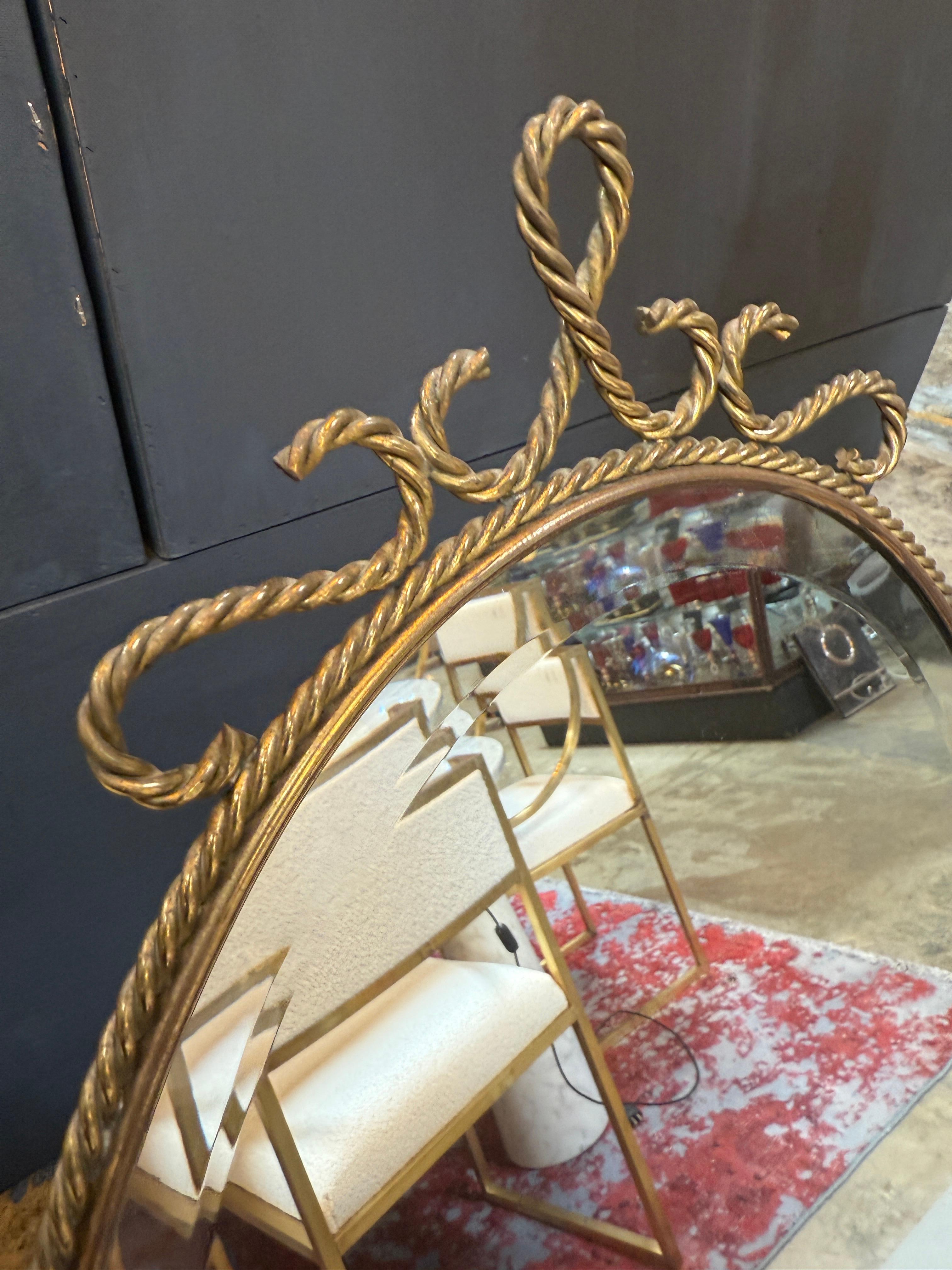 Moderne Miroir de courtoisie ovale en laiton avec cadre décoratif en vente