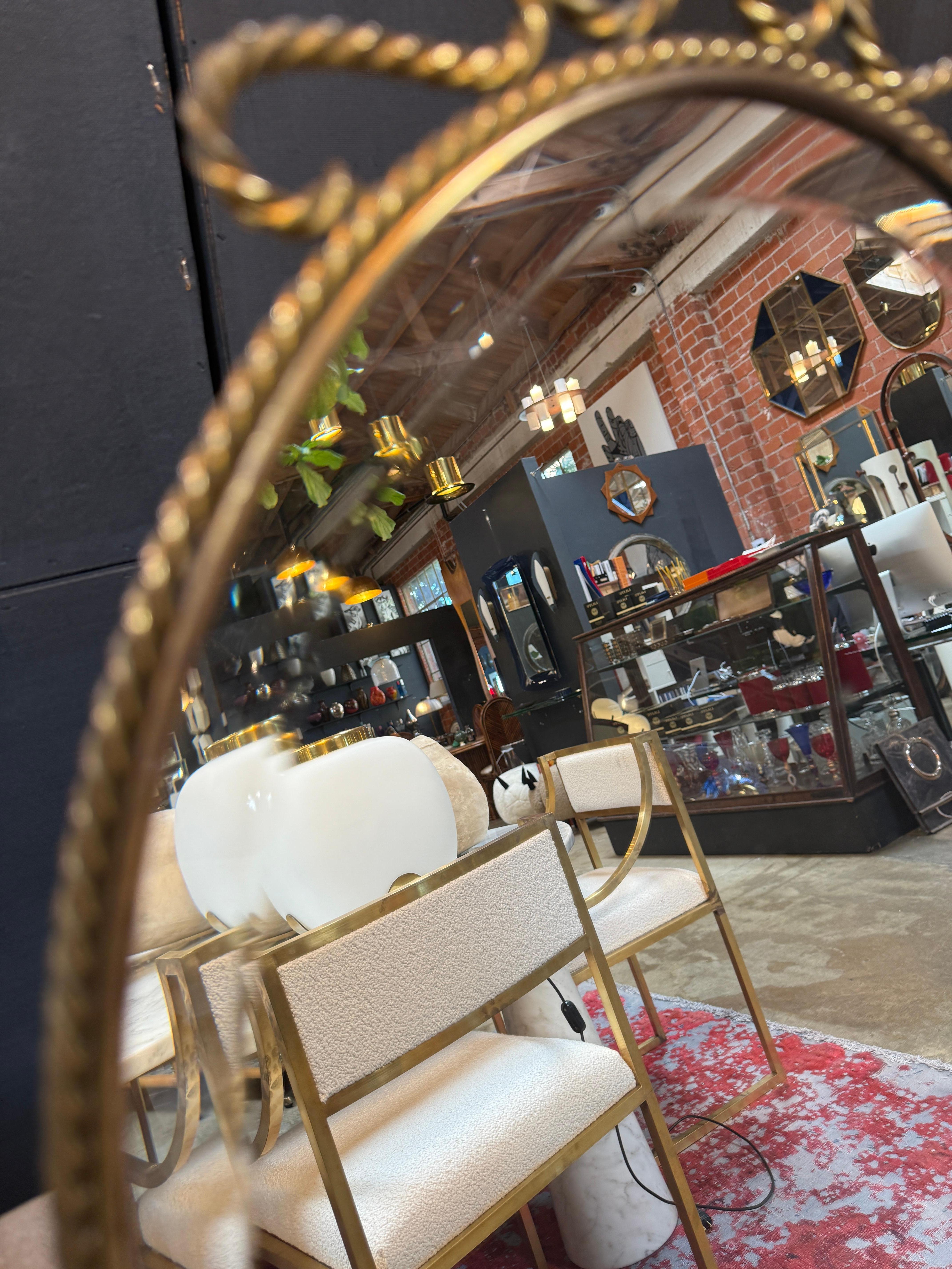 italien Miroir de courtoisie ovale en laiton avec cadre décoratif en vente