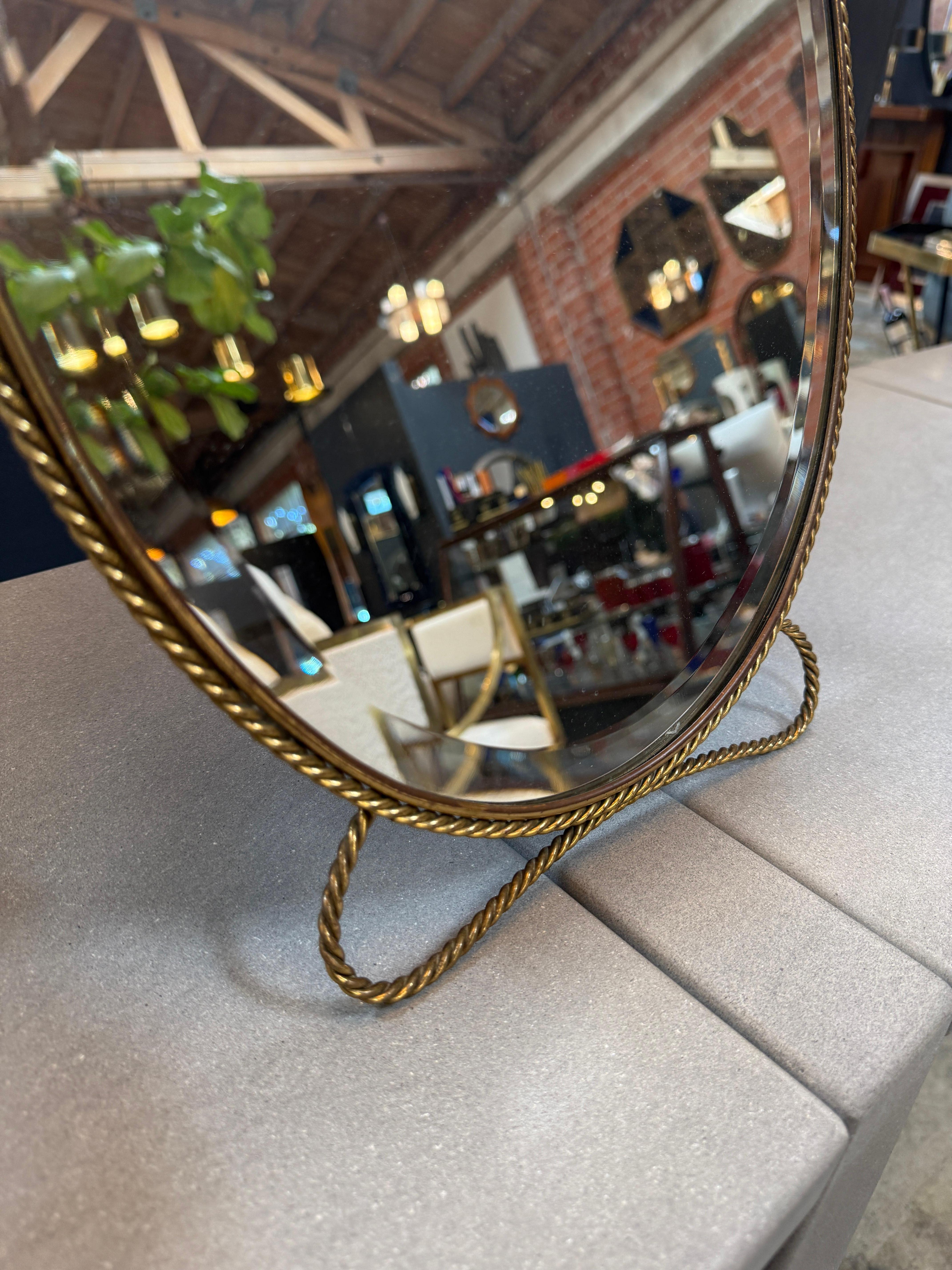 Miroir de courtoisie ovale en laiton avec cadre décoratif Bon état - En vente à Los Angeles, CA