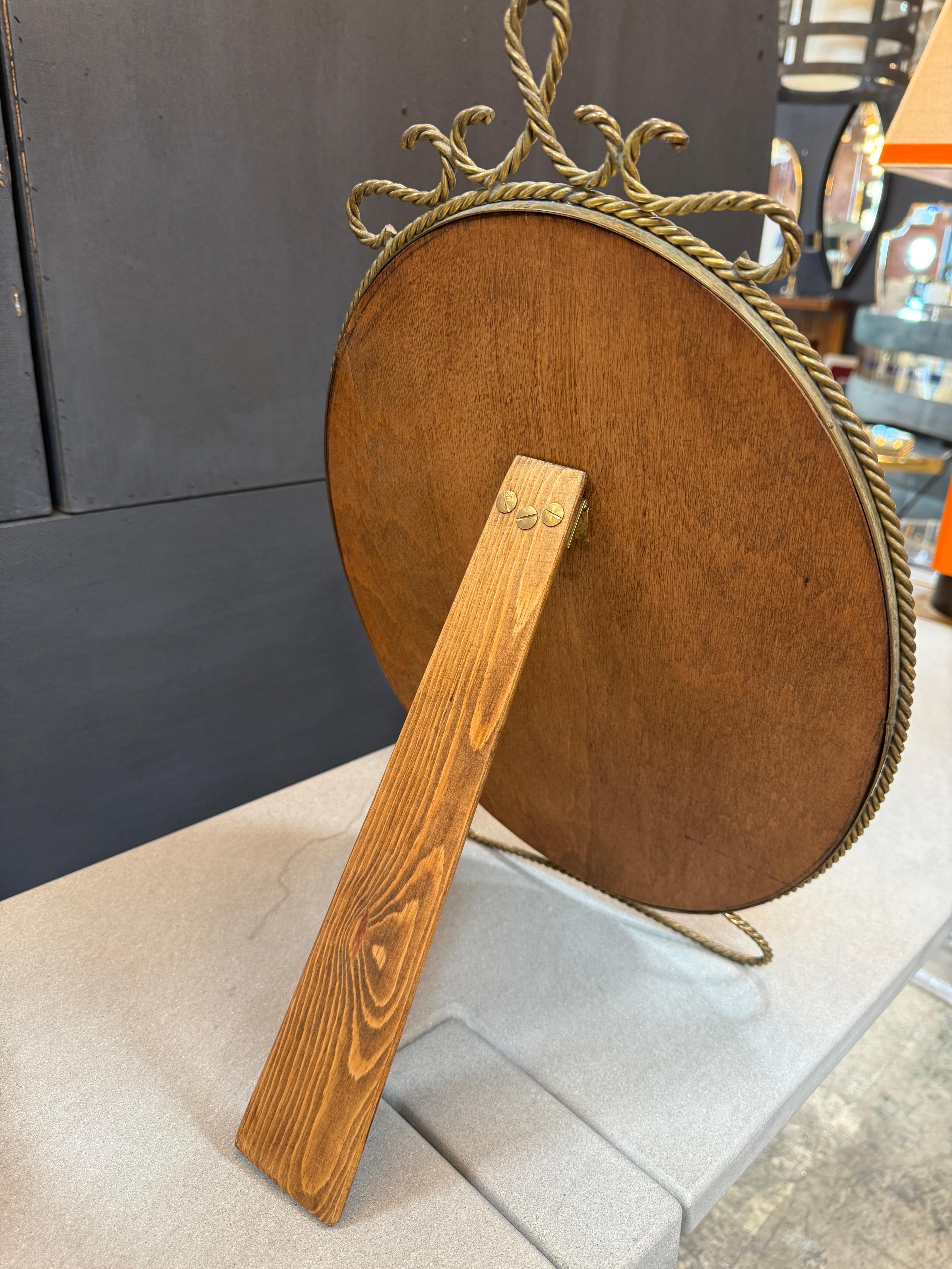 Milieu du XXe siècle Miroir de courtoisie ovale en laiton avec cadre décoratif en vente