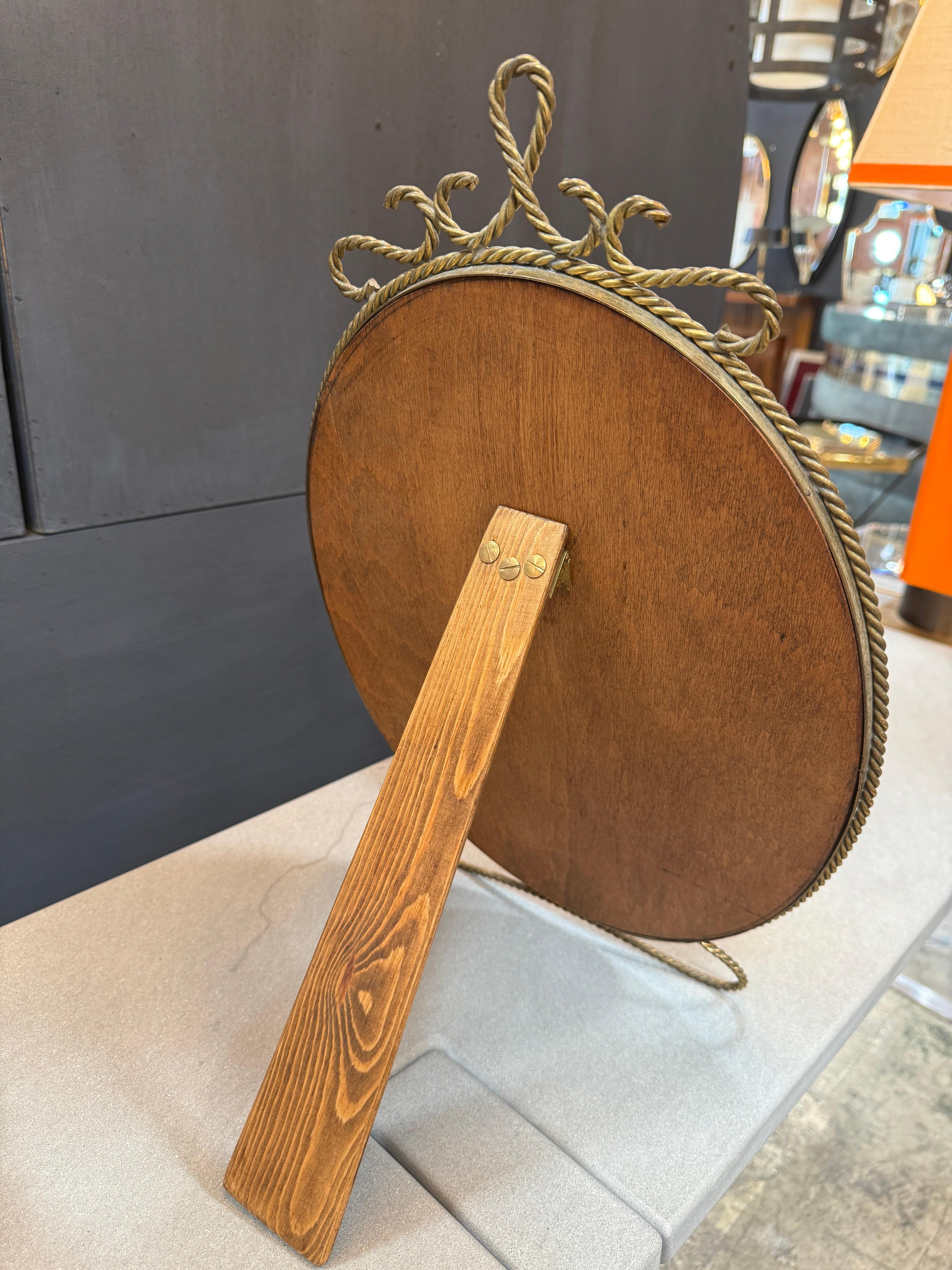 Laiton Miroir de courtoisie ovale en laiton avec cadre décoratif en vente