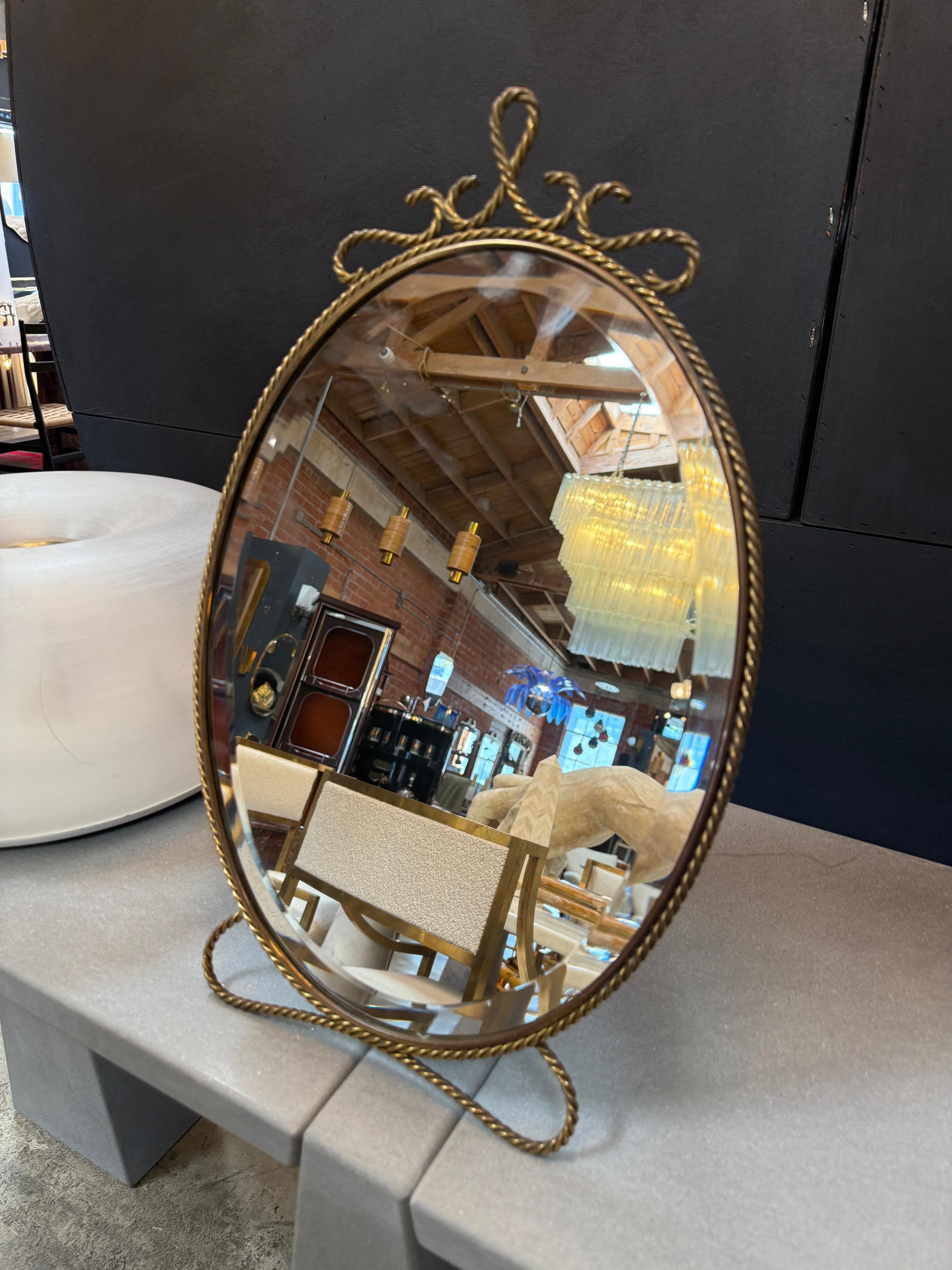 Miroir de courtoisie ovale en laiton avec cadre décoratif en vente 1