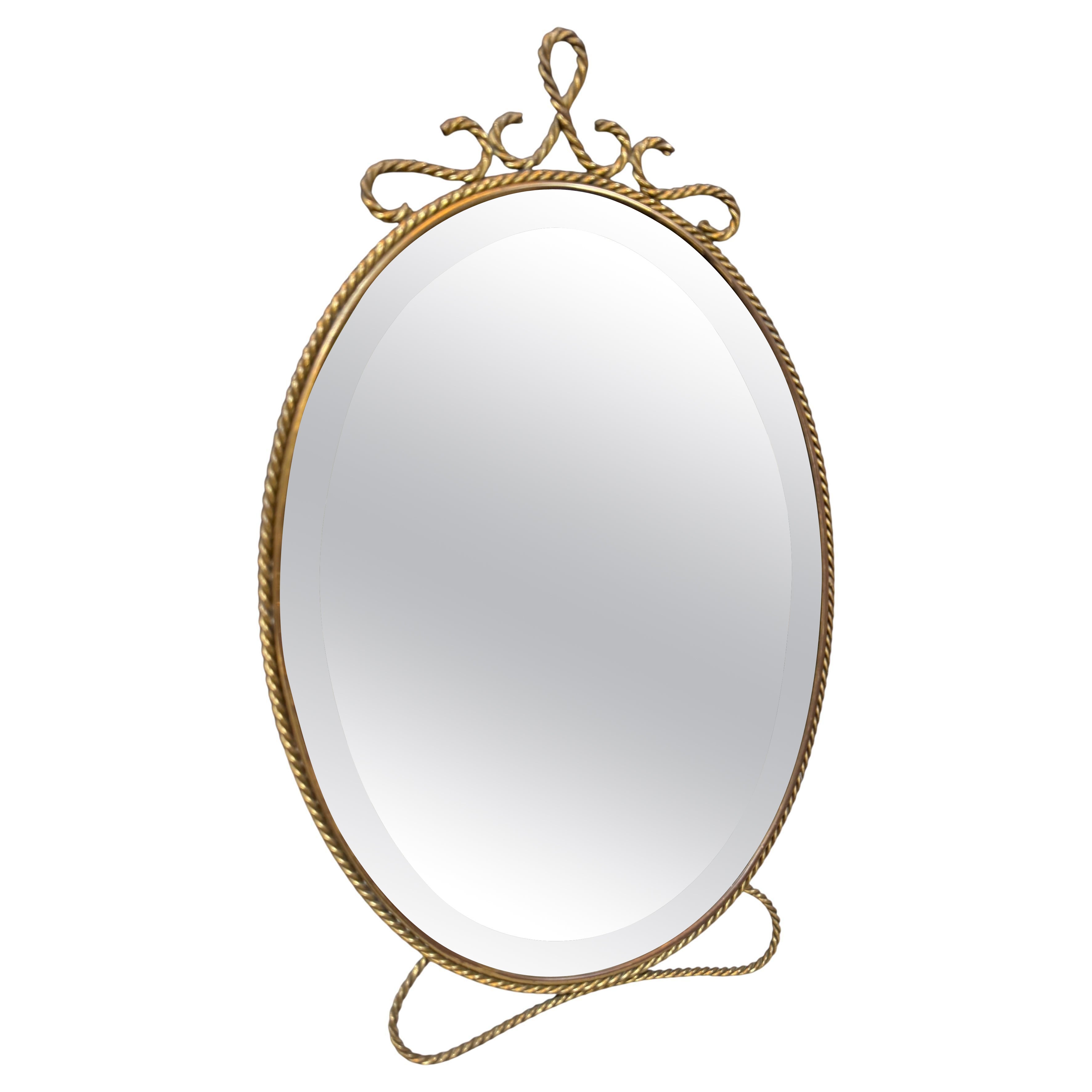 Miroir de courtoisie ovale en laiton avec cadre décoratif en vente