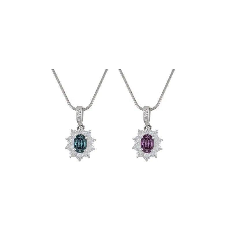Semplicemente bello! Collana di alessandrite brasiliana GIA e diamanti RBC. Al centro un'alessandrite brasiliana ovale incastonata a mano, GIA, del peso di circa 0,66 carati. Circondato da diamanti rotondi taglio Brilliante, circa 0.47tcw. Montaggio