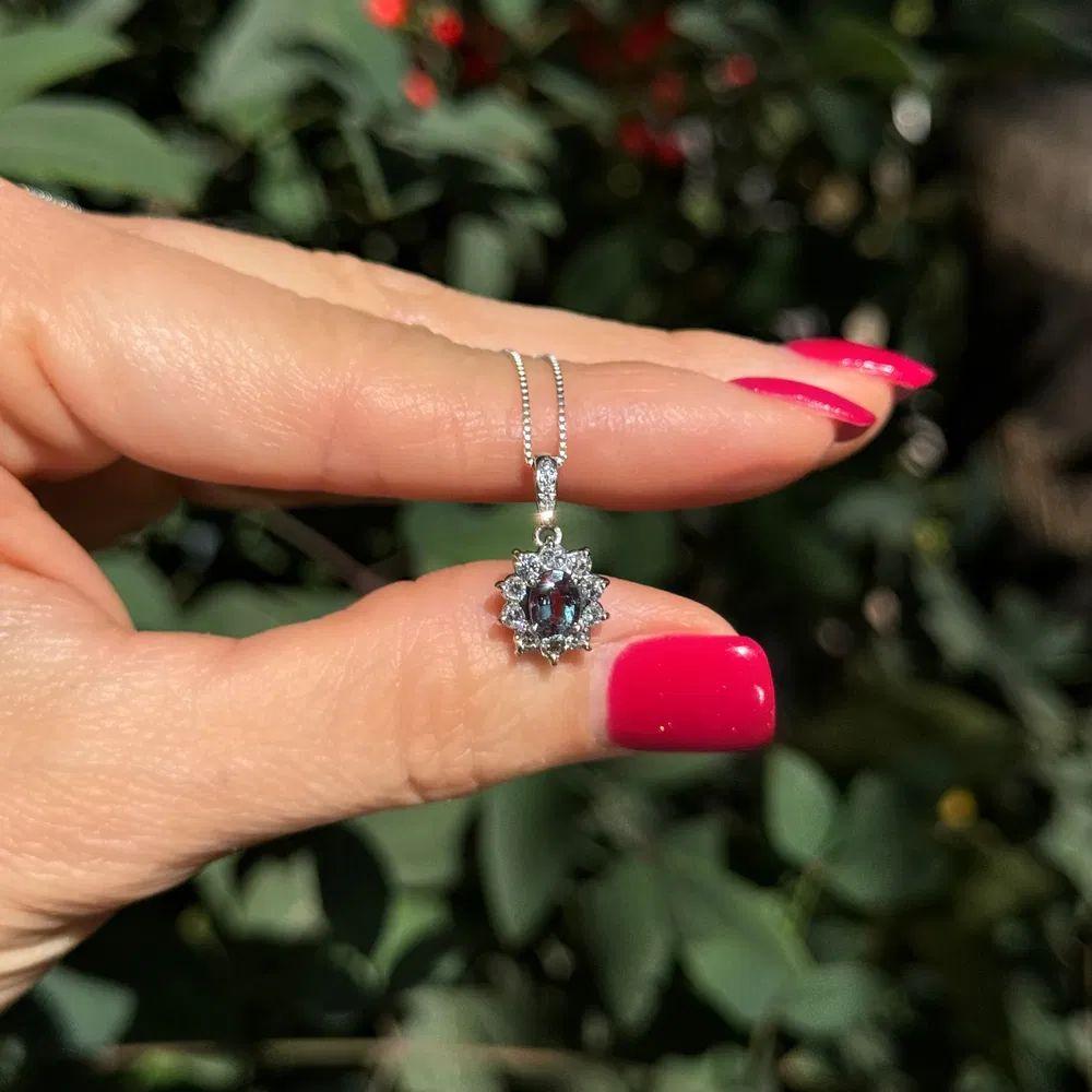 Moderno Collana con ciondolo in platino con alessandrite GIA e diamanti in vendita