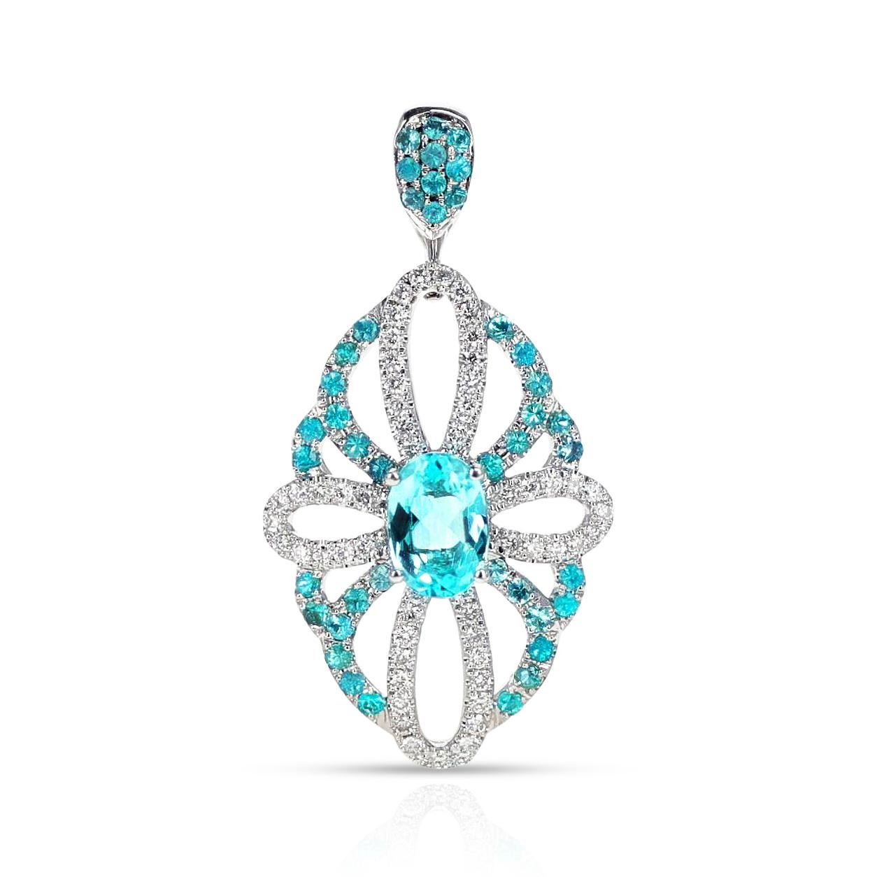 Ein ovaler brasilianischer Paraiba-Turmalin-Anhänger mit Diamanten aus 18 Karat Weißgold. Der zentrale Paraiba hat 0,73 Karat und der akzentuierte Paraiba hat 0,39 Karat. Die Diamanten wiegen ca. 0.28 Karat. Das Gesamtgewicht des Anhängers beträgt