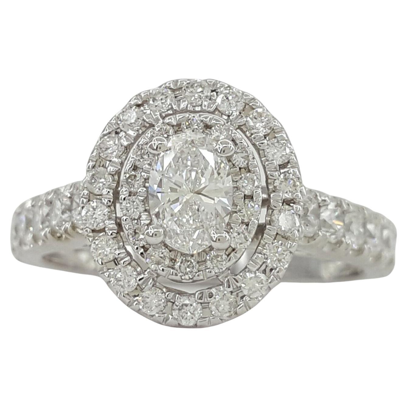 Verlobungsring mit ovalem Diamanten im Brillantschliff und doppeltem Halo im Angebot