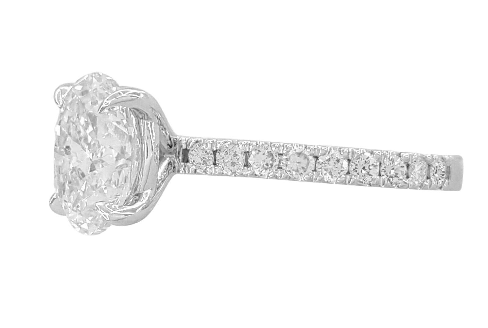 Moderne Bague de fiançailles en or blanc 14 carats avec halo de diamants taille ovale brillants en vente