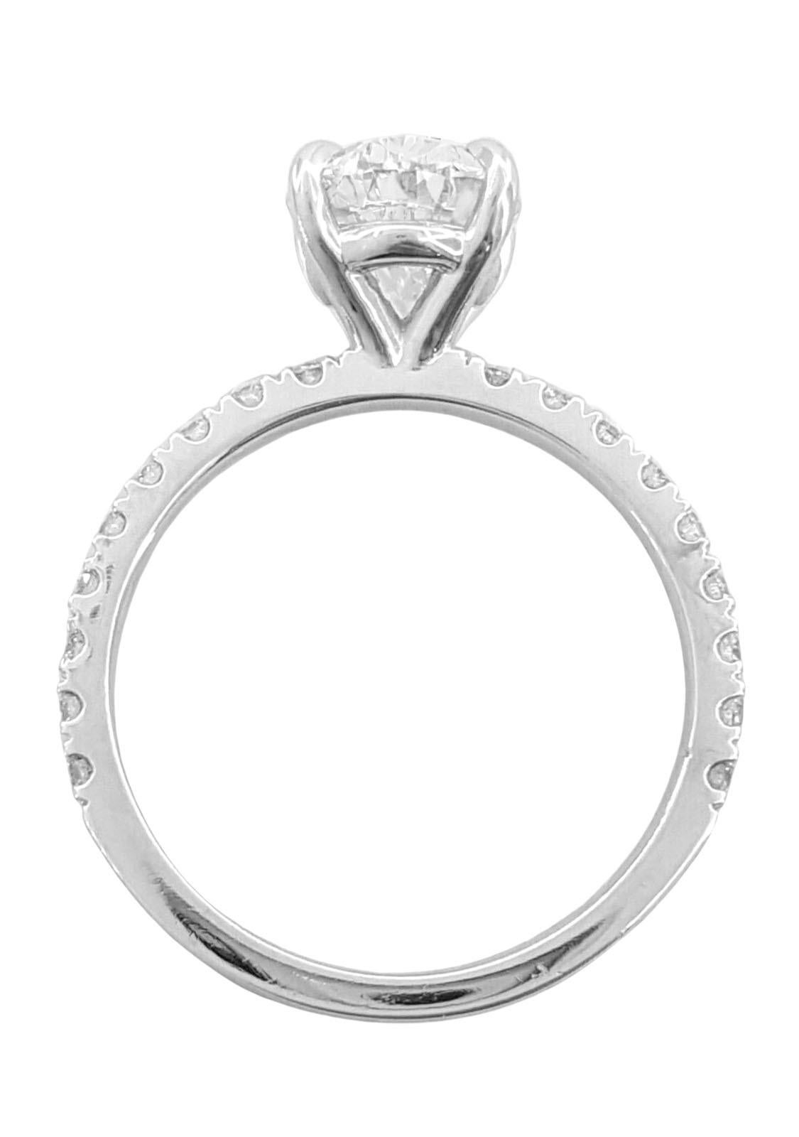 Taille ovale Bague de fiançailles en or blanc 14 carats avec halo de diamants taille ovale brillants en vente