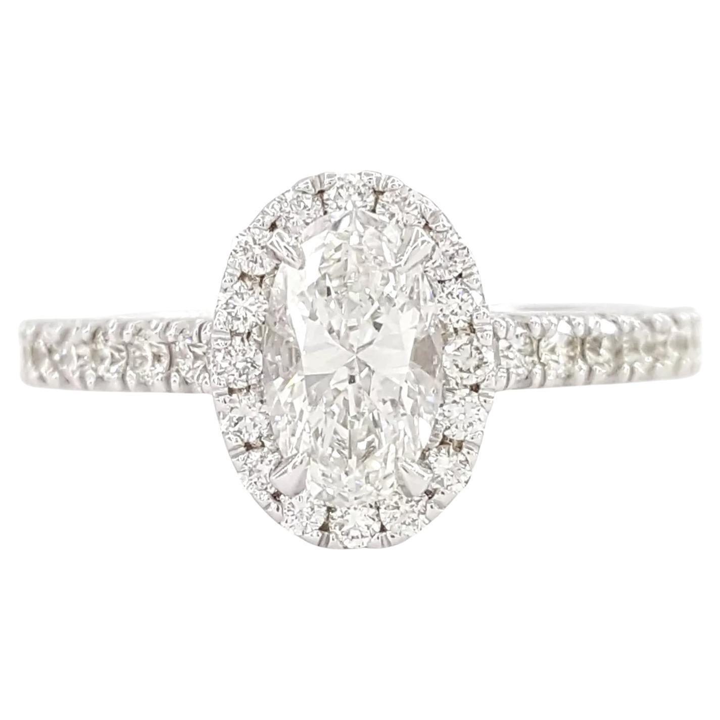 Anillo de compromiso ovalado con halo de diamantes talla brillante en oro blanco de 14k