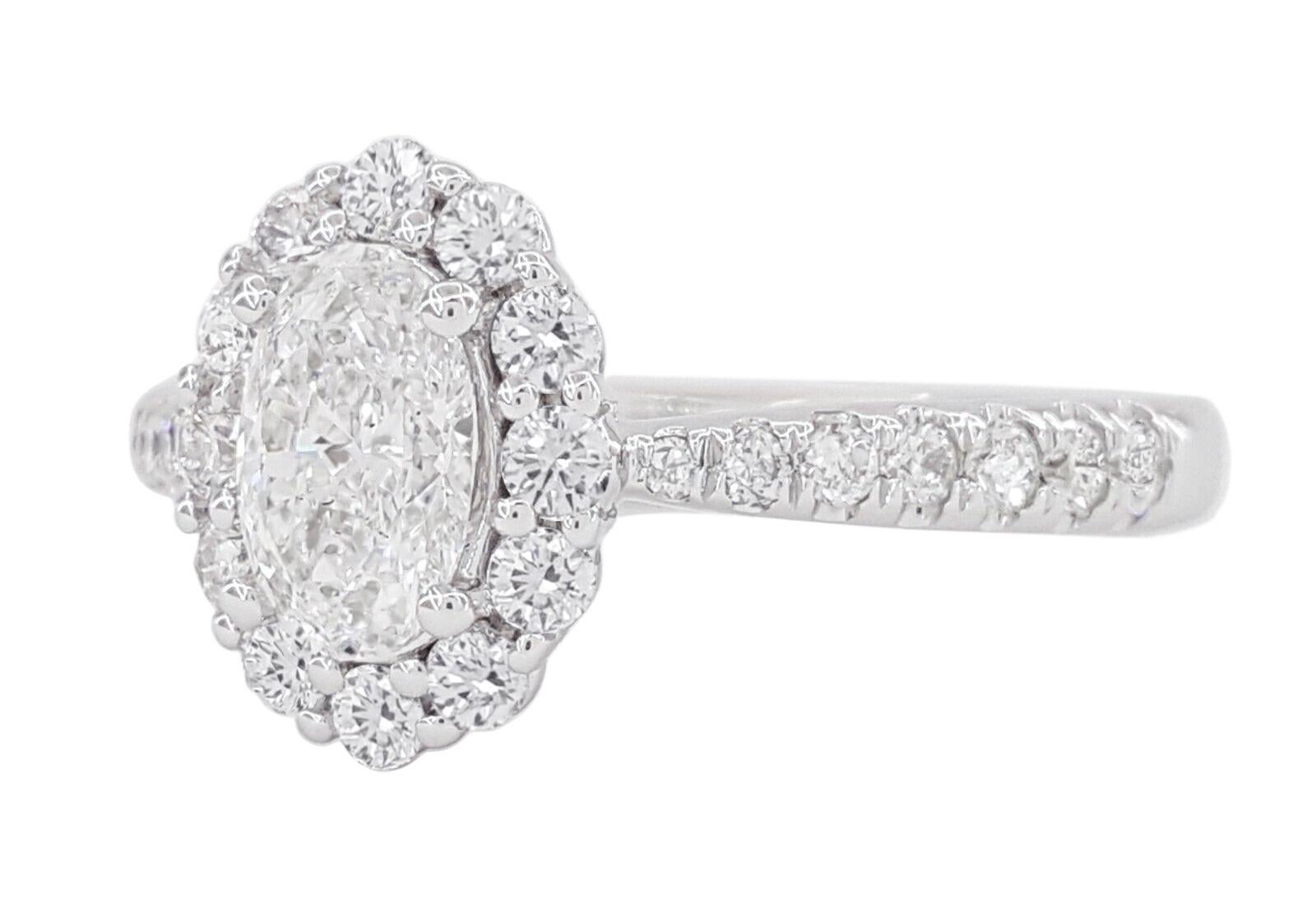 Moderne Bague de fiançailles halo à diamant ovale et taille brillante  en vente