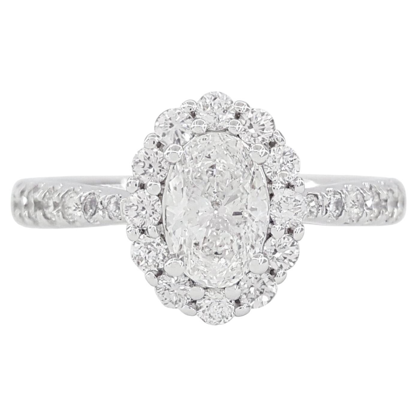 Verlobungsring mit ovalem Diamant-Halo im Brillantschliff 