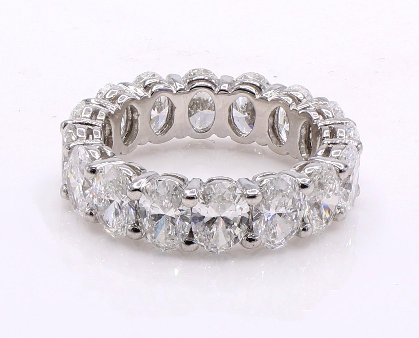 da uomo o donna Fascia per l'eternità in platino con diamante ovale taglio brillante in vendita