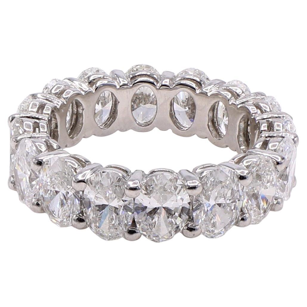 Eternity-Ring aus Platin mit ovalem Diamanten im Brillantschliff