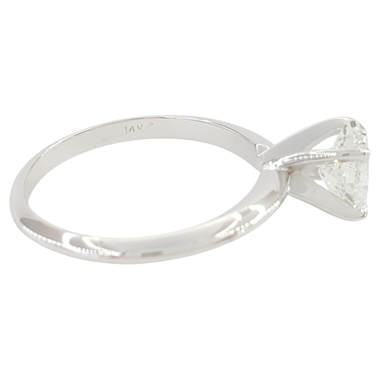 0,87 ct de peso total Anillo de compromiso de oro blanco de 14 quilates con solitario de diamantes talla brillante oval. 
El anillo pesa 2,2 gramos, talla 6, la piedra central es un Diamante talla Brillante Oval Natural de 0,87 ct, color G-H,