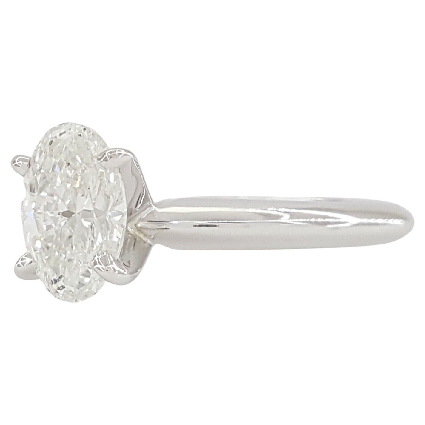 Anillo de compromiso de oro blanco de 14 quilates con diamante ovalado talla brillante solitario Contemporáneo en venta