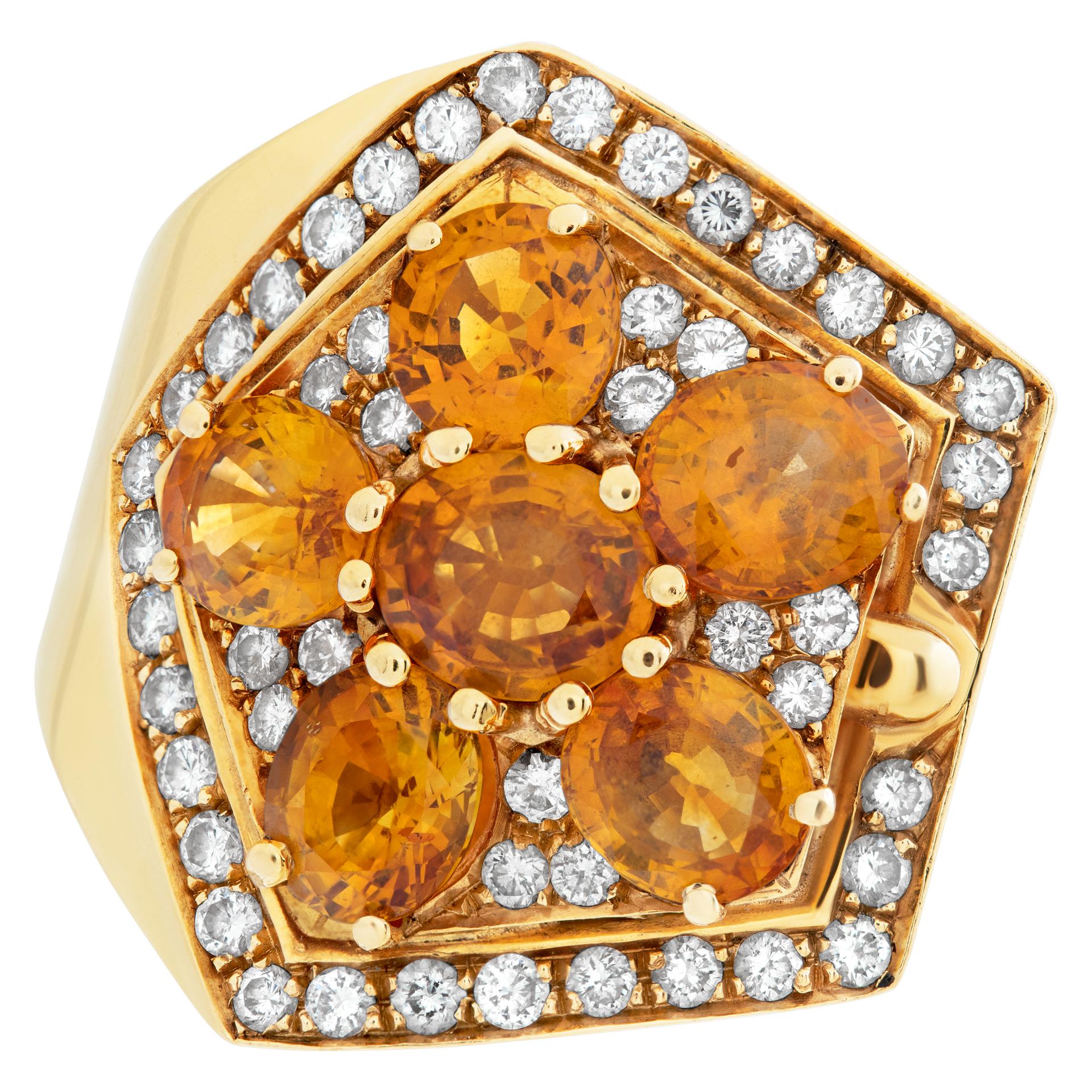 Bague en or 18 carats, saphirs orange ovales et brillants et diamants. Saphirs orange d'un poids total de plus de 7 carats. Diamants ronds taille brillant poids total approx. : 1,00 carat, estimation : Couleur G-H, clarté VS-SI. On dit que les