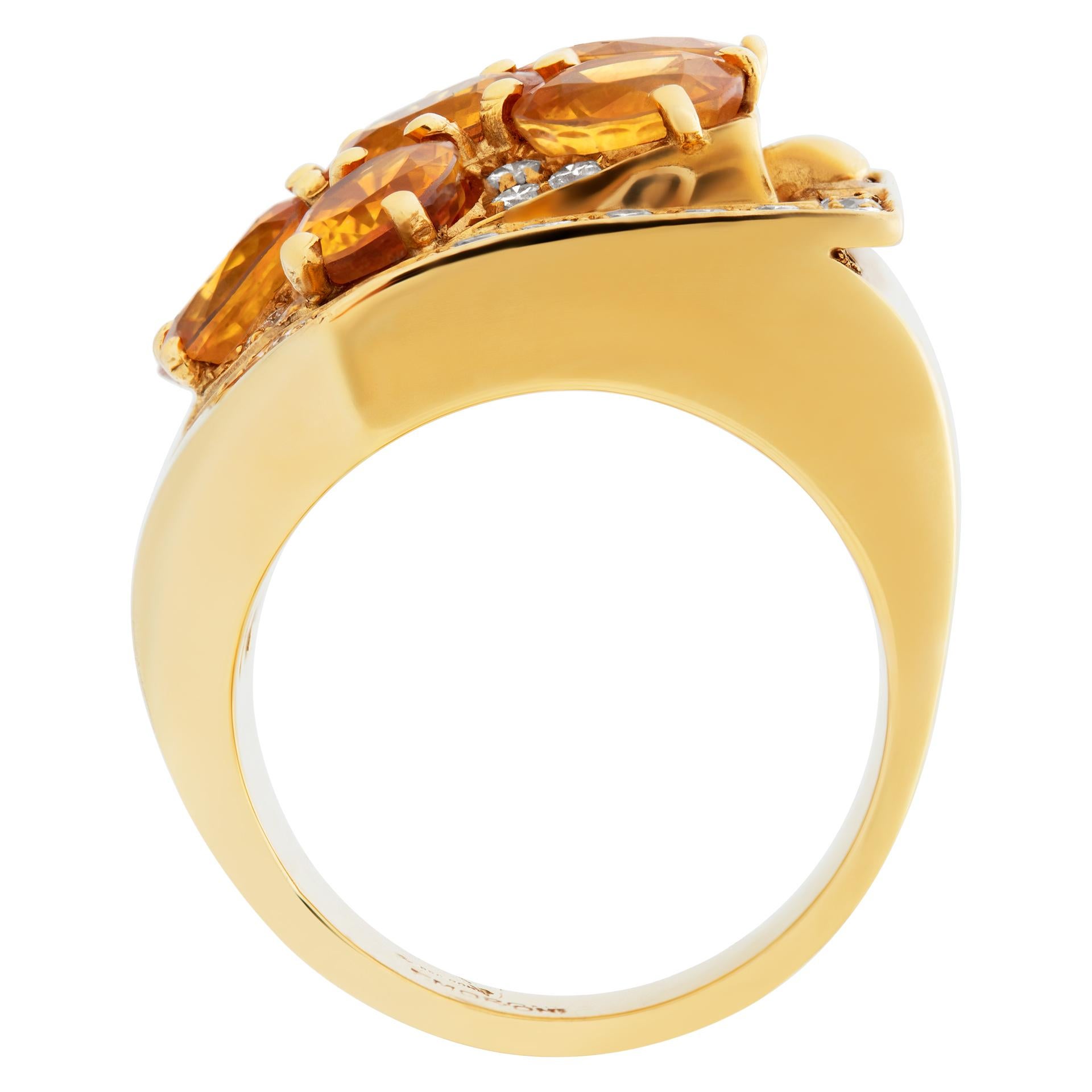 Bague en or 18 carats sertie de saphirs orange taille ovale brillant et de diamants Pour femmes en vente