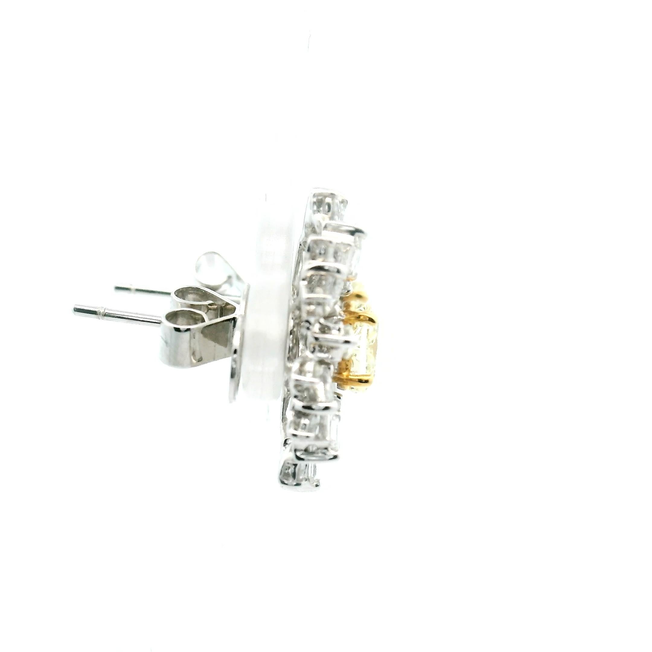 Orecchini a grappolo ovali con diamanti bianchi e gialli, baguette e tondi, 18k In condizioni Nuovo in vendita a Great Neck, NY