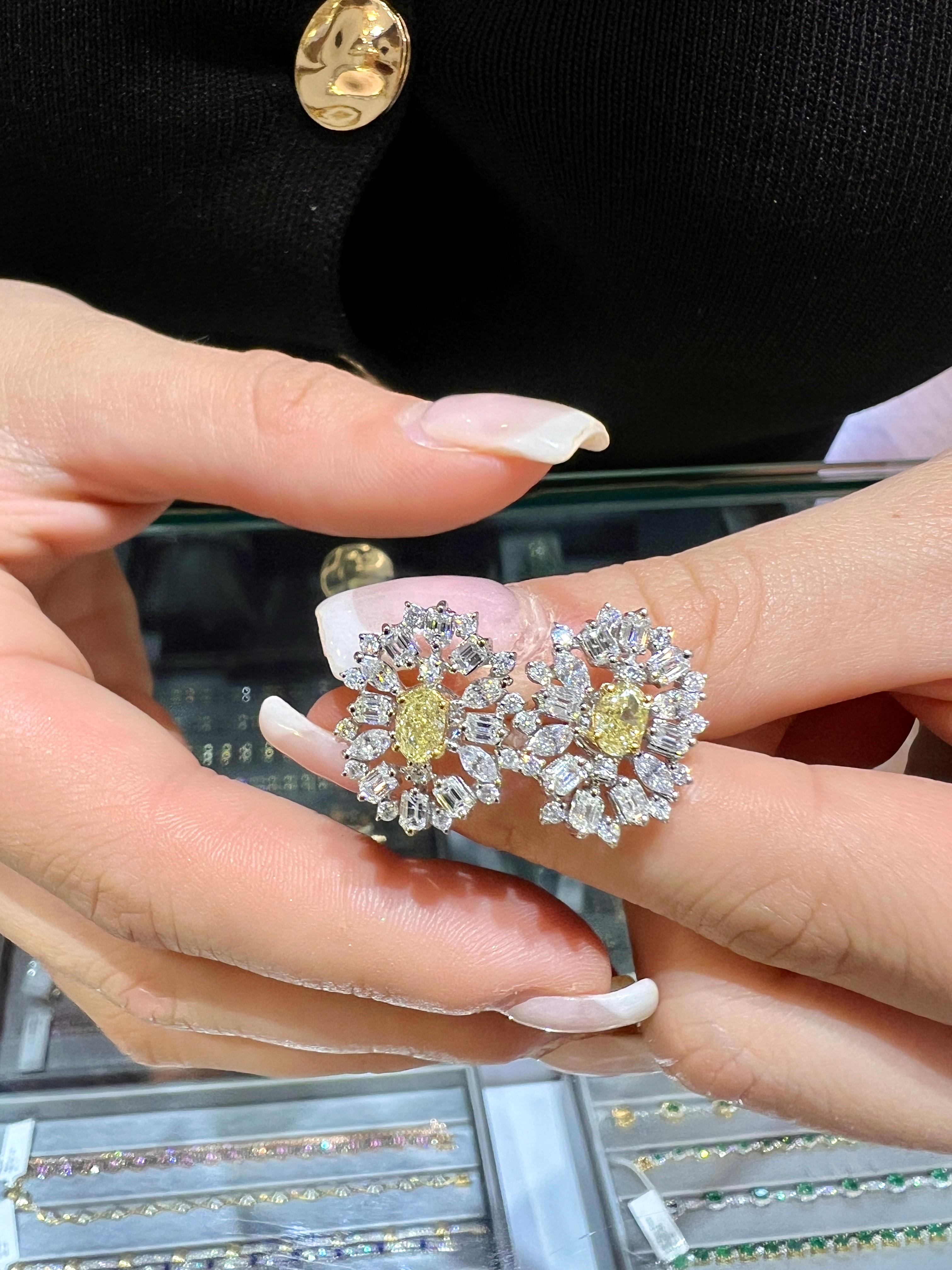 Donna Orecchini a grappolo ovali con diamanti bianchi e gialli, baguette e tondi, 18k in vendita