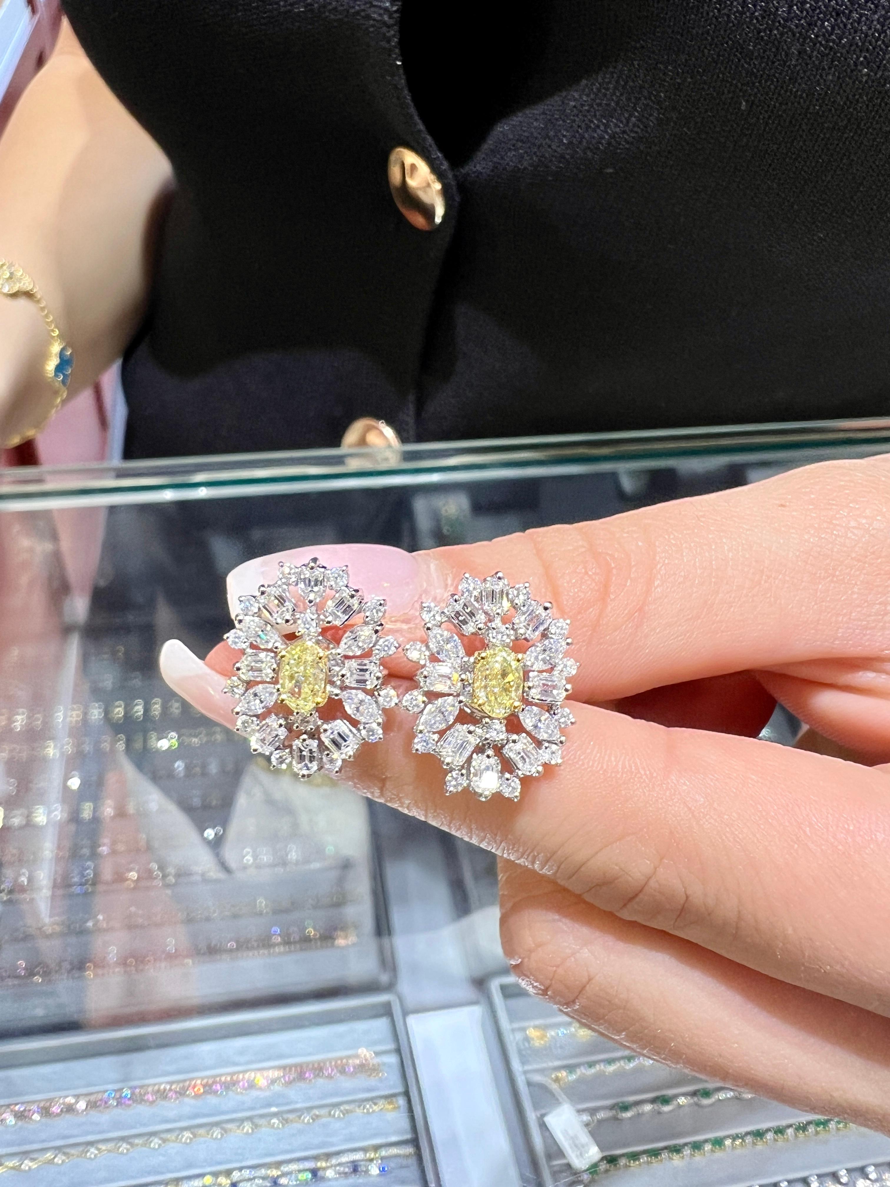 Orecchini a grappolo ovali con diamanti bianchi e gialli, baguette e tondi, 18k in vendita 1