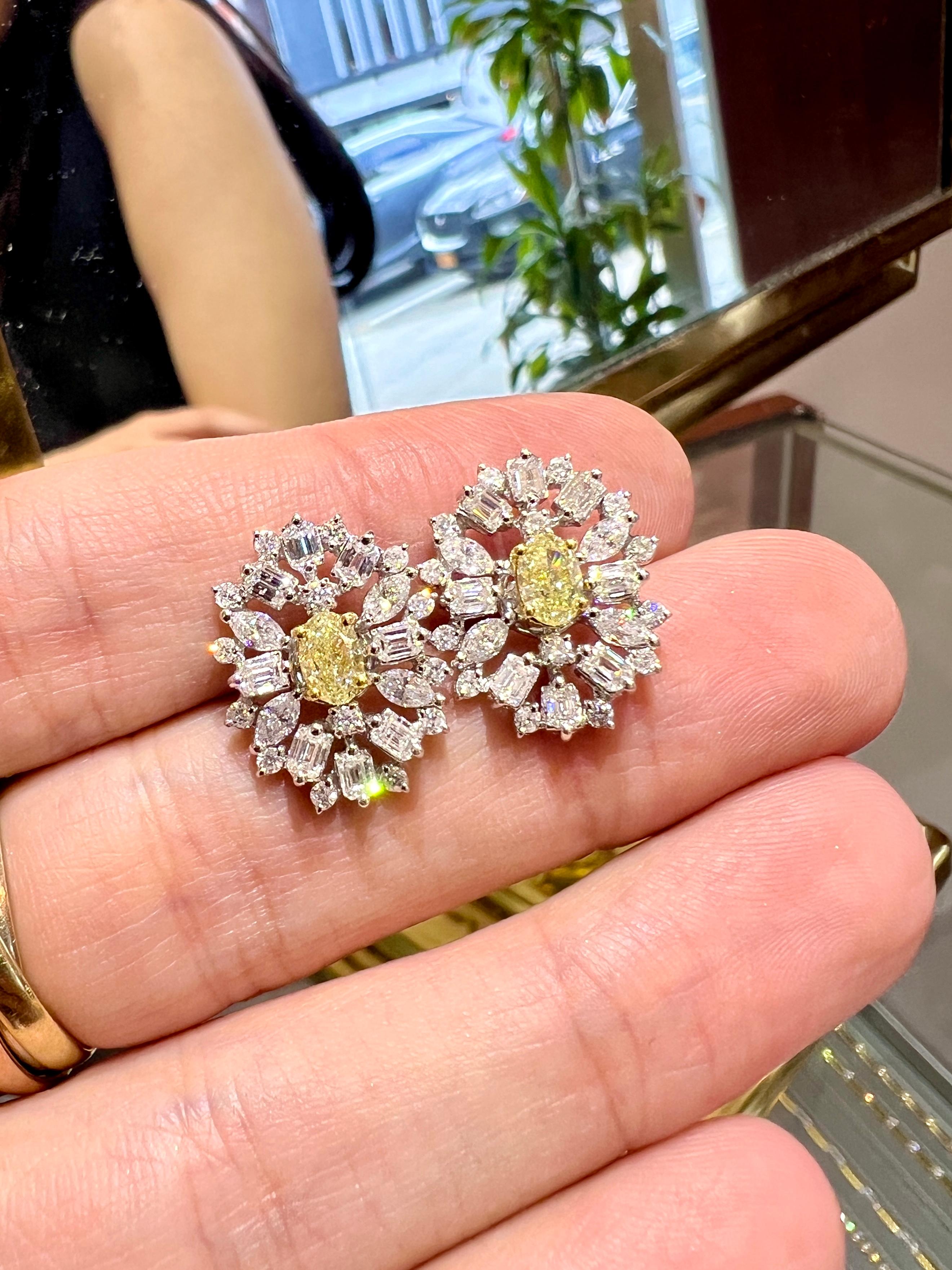 Orecchini a grappolo ovali con diamanti bianchi e gialli, baguette e tondi, 18k in vendita 2