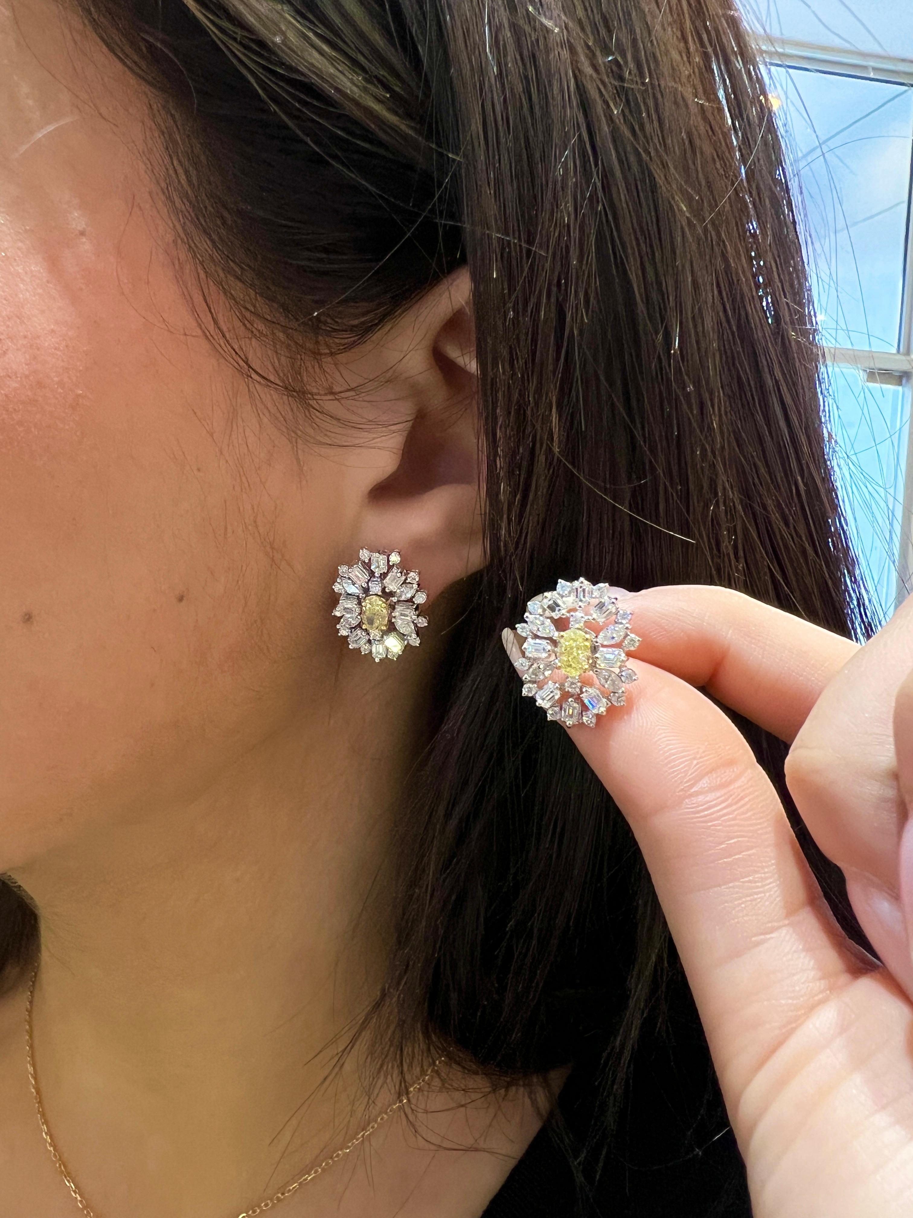 Orecchini a grappolo ovali con diamanti bianchi e gialli, baguette e tondi, 18k in vendita 3