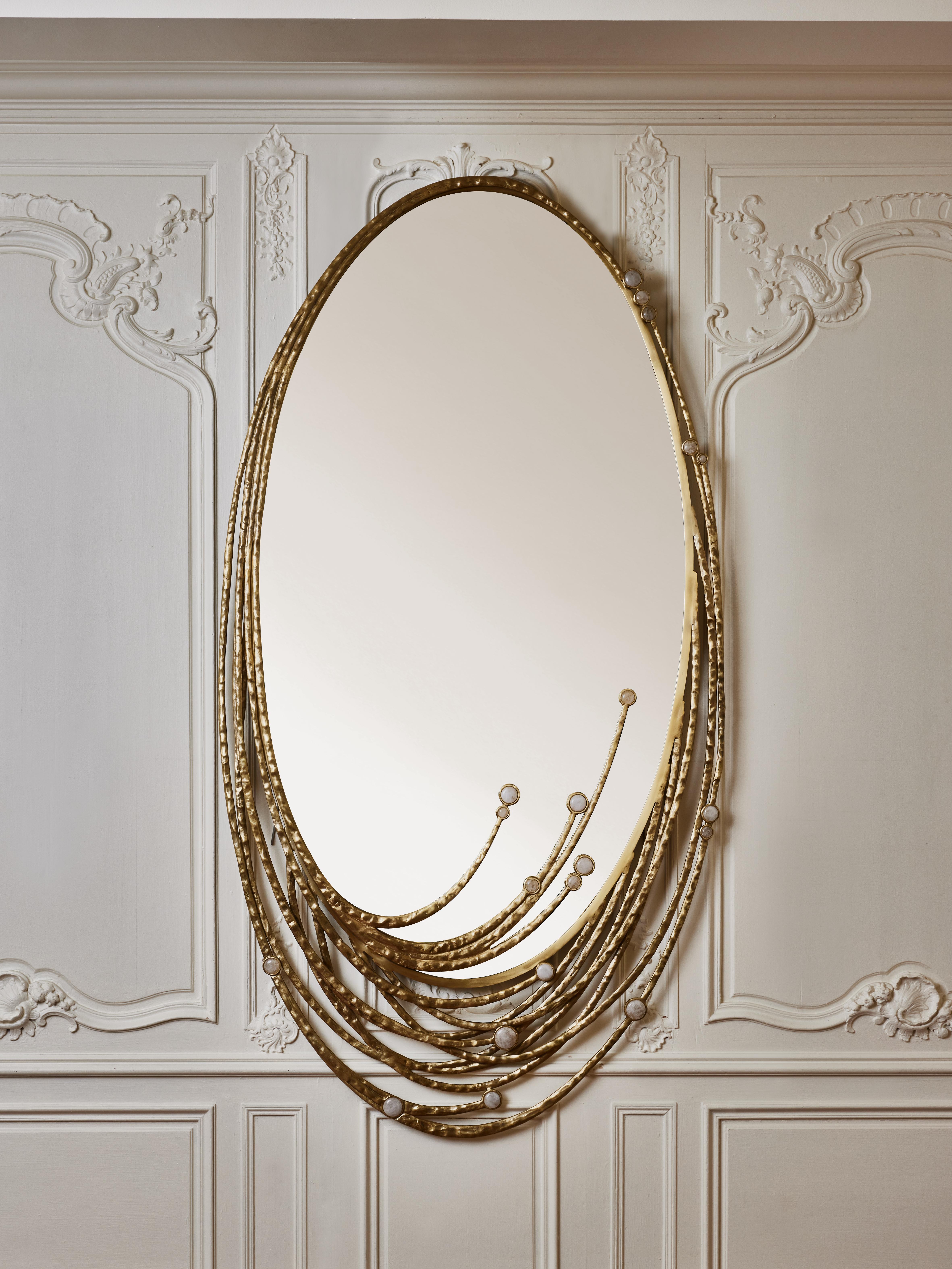 Miroir en bronze patiné et sculpté avec incrustations de cristal de roche.
Création par le Studio Glustin.
France, 2023.