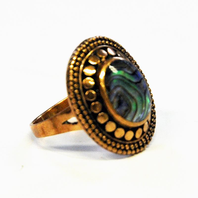 Vintage bronze ring oval shaped with lovely a green/blue shimmering nature stone by designer Pentti Sarpaneeva, Finland, 1960s. Natural nice patina with decor around the stone. Size: 18 cm D, 2.5 cm H. Size of stone: 1 cm x 1.3 cm. Good vintage
