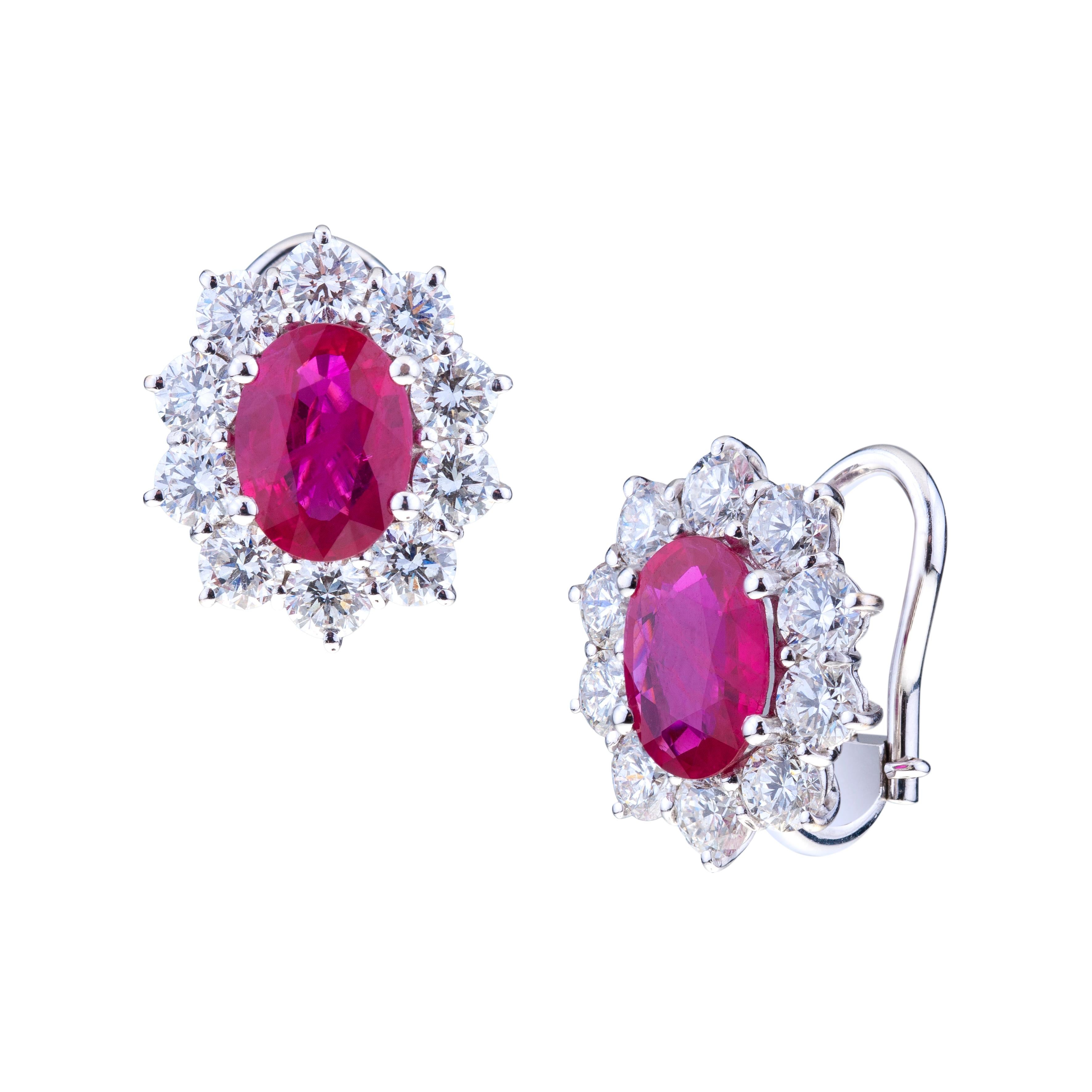 Ovale Burma Red Ruby mit runden Diamanten Weißgold Ohrringe.
Klassisches Design für diese Ohrringe mit einem Paar atemberaubender ovaler roter Rubine mit Facettenschliff ct. 3.94  mit Rund  Diamanten ct. 2,94 für dieses einzigartige Stück.
Entworfen