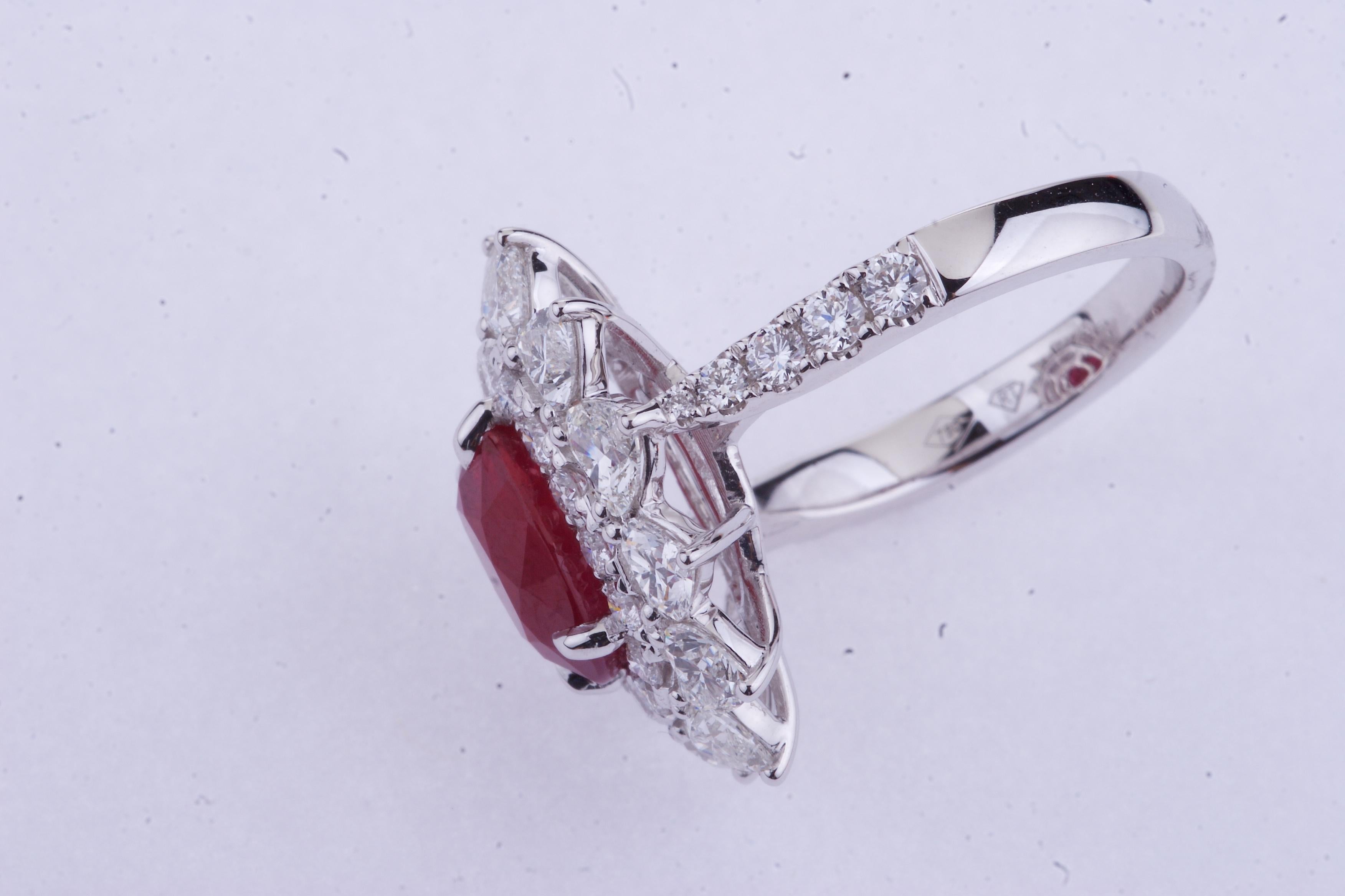 Ring aus Weißgold mit ovalem Burma-Rubin und herzförmigen Diamanten und Zertifikat (Ovalschliff) im Angebot