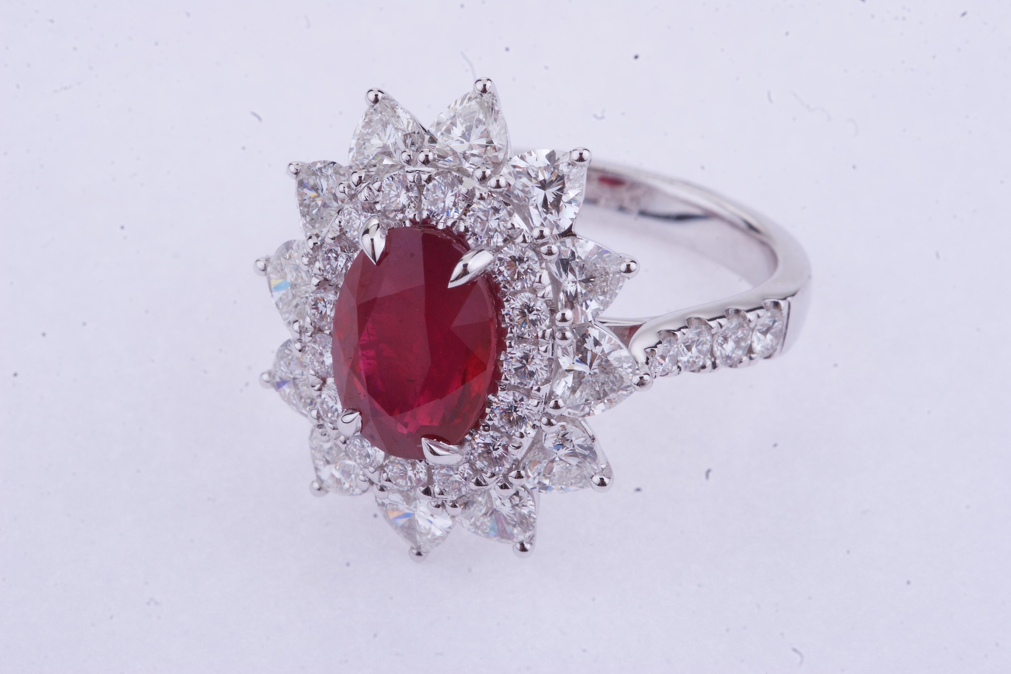 Ring aus Weißgold mit ovalem Burma-Rubin und herzförmigen Diamanten und Zertifikat im Zustand „Neu“ im Angebot in Roma, IT