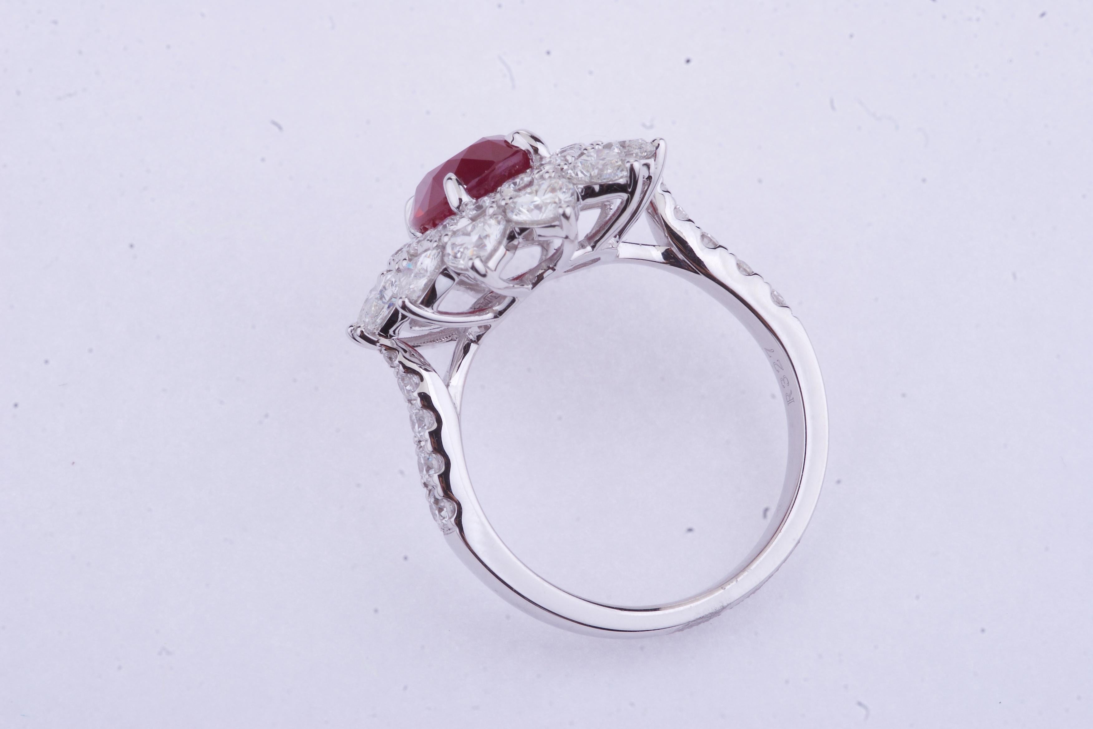 Ring aus Weißgold mit ovalem Burma-Rubin und herzförmigen Diamanten und Zertifikat Damen im Angebot