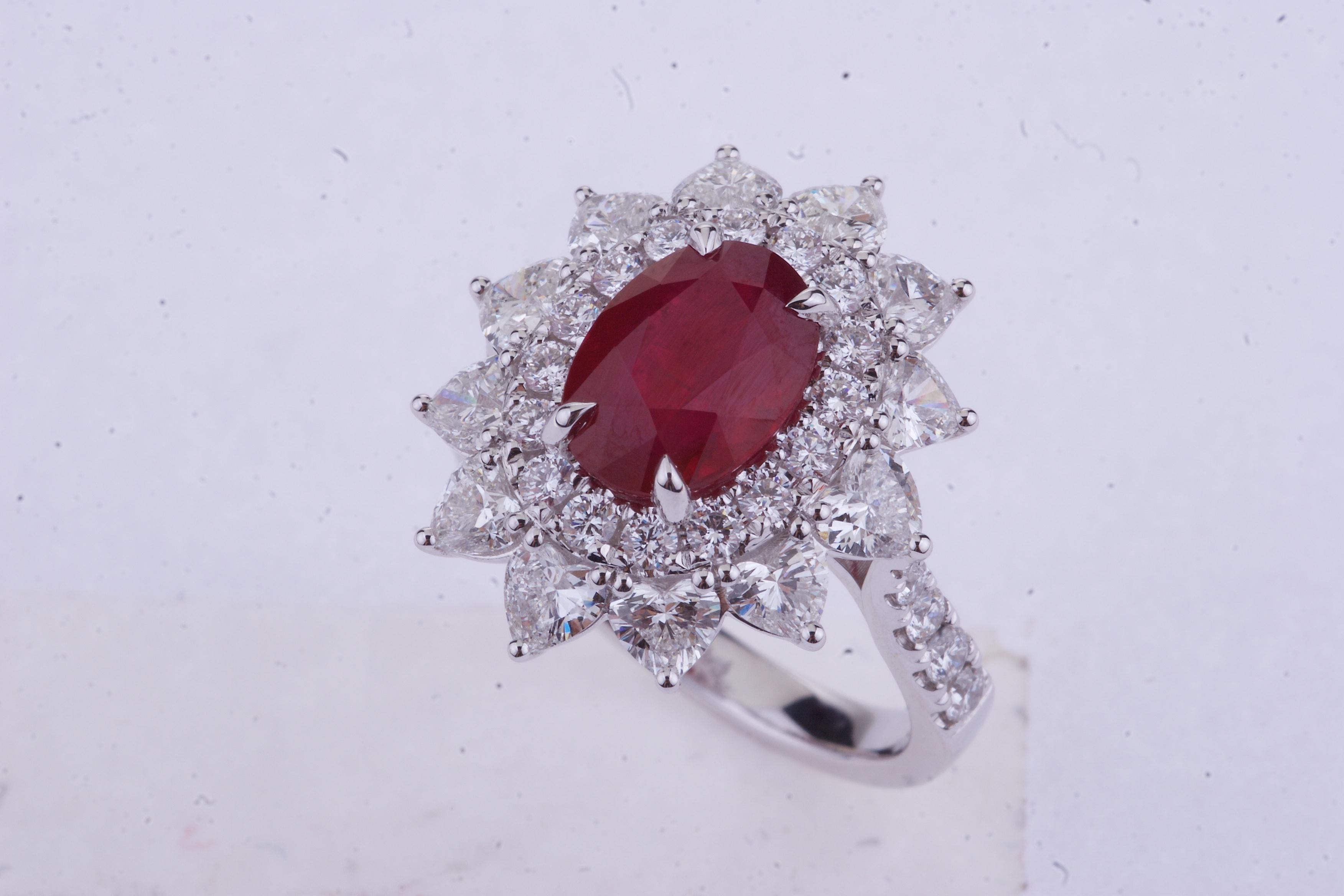 Ring aus Weißgold mit ovalem Burma-Rubin und herzförmigen Diamanten und Zertifikat im Angebot 1