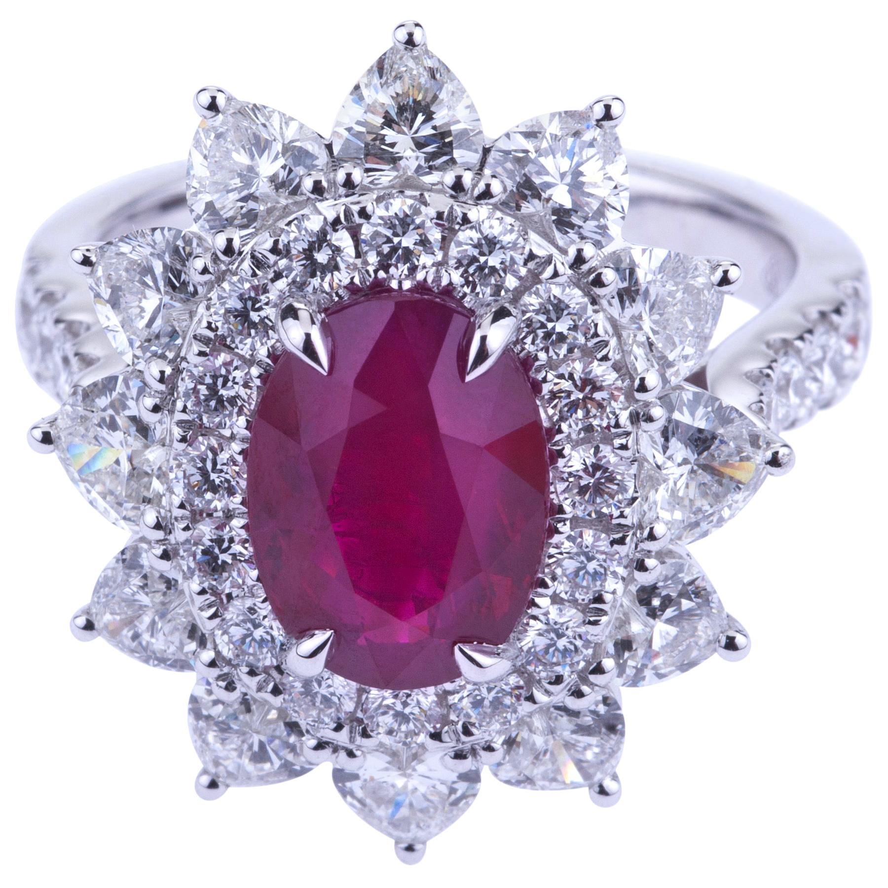 Oval Burma Rubin mit Herz Diamanten Weißgold Ring mit Zertifikat.
Elegantes innovatives Design für diesen Ring mit einem atemberaubenden ovalen Rubin (ct. 3,27 Zertifikat GRS lebendige rote Art 