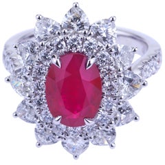Anello in oro bianco con rubino ovale di Birmania e diamanti Hearth con certificato