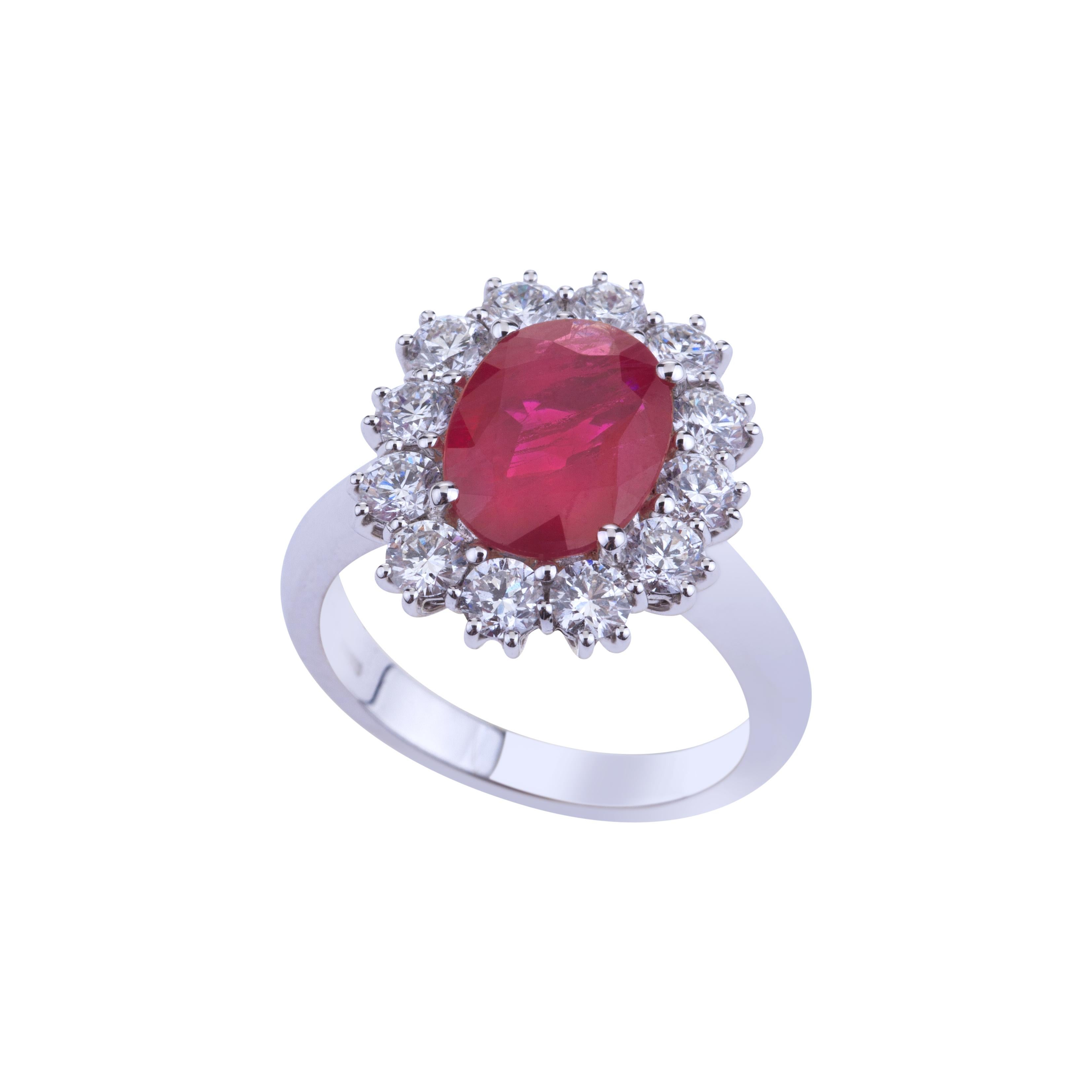 Ovaler Burma-Rubin mit runden Diamanten Weißgoldring mit Zertifikat.
Klassisches Design für diesen Ring mit einem atemberaubenden ovalen Rubin (ct. 3,02 Zertifikat 11,15x8,27x3,72 facettierter Edelstein rot oval/gemischter Schliff) aus Burma mit