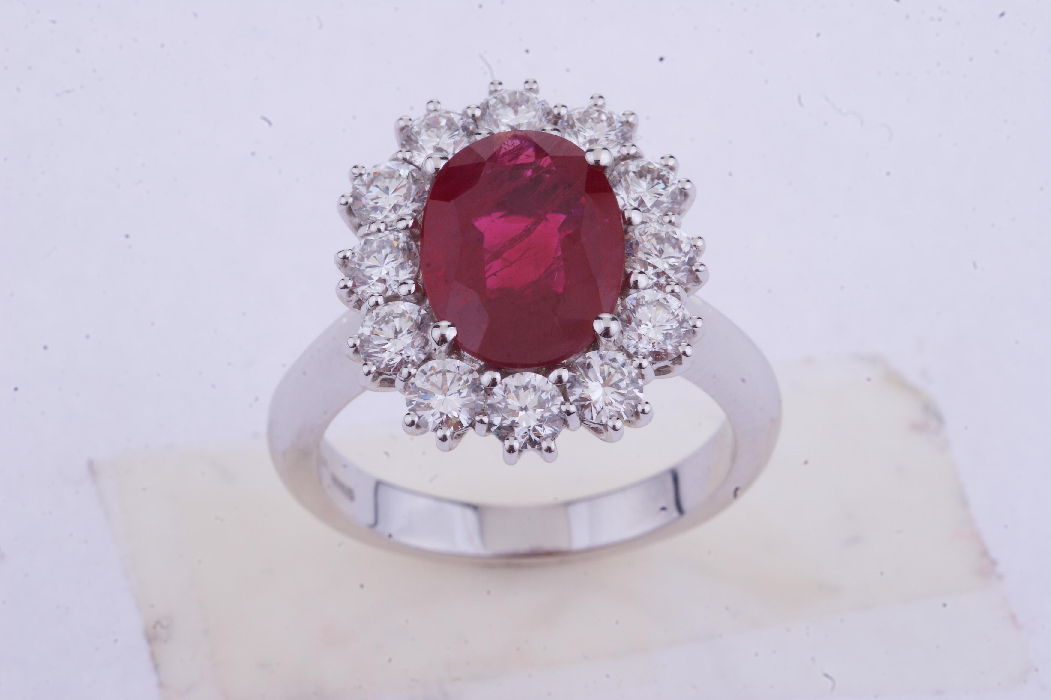 Ovaler Burma-Rubin mit runden Diamanten Weißgold Ring mit Zertifikat (Klassisch-römisch) im Angebot