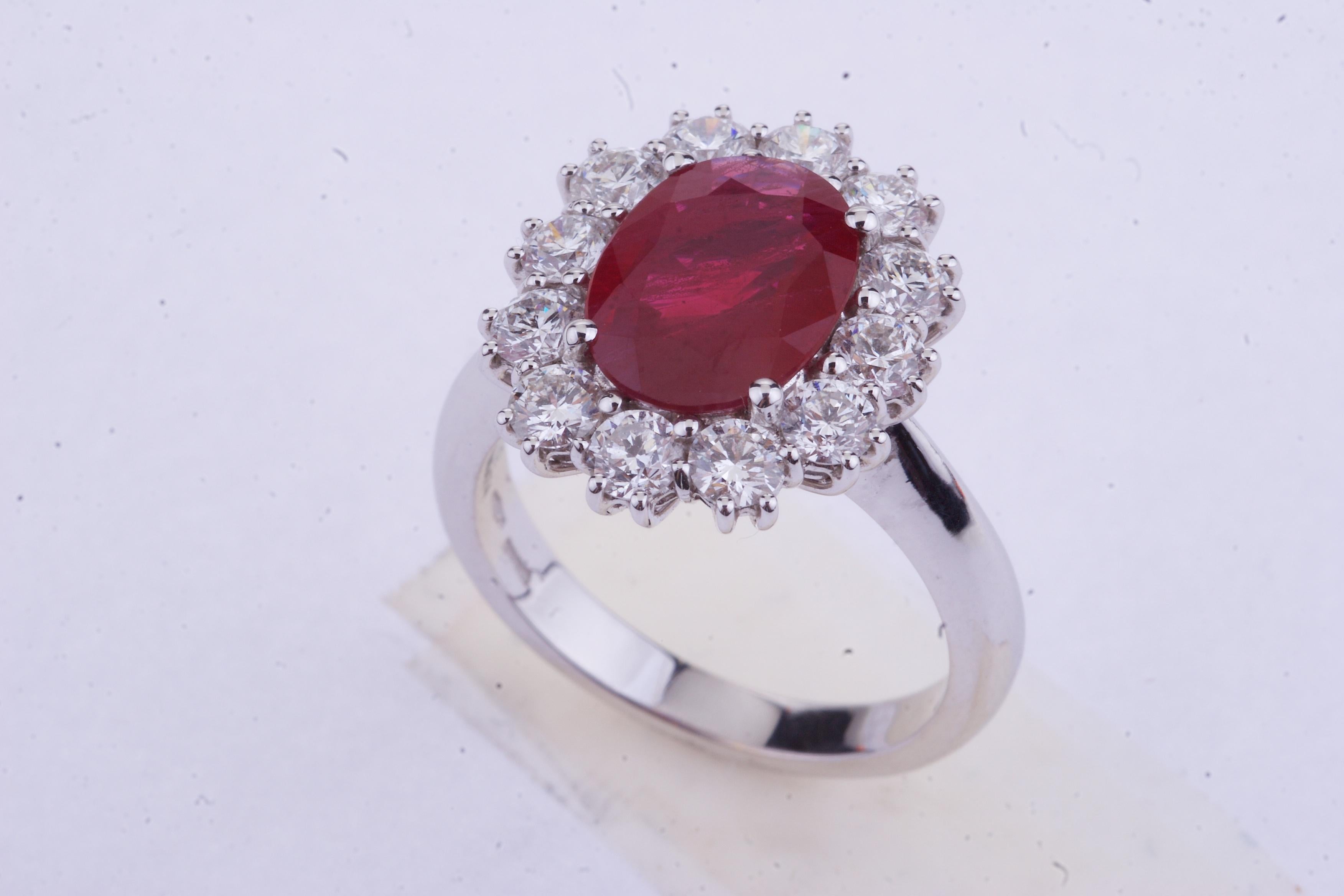 Taglio ovale Anello in oro bianco con rubino di Birmania ovale e diamanti rotondi con certificato in vendita