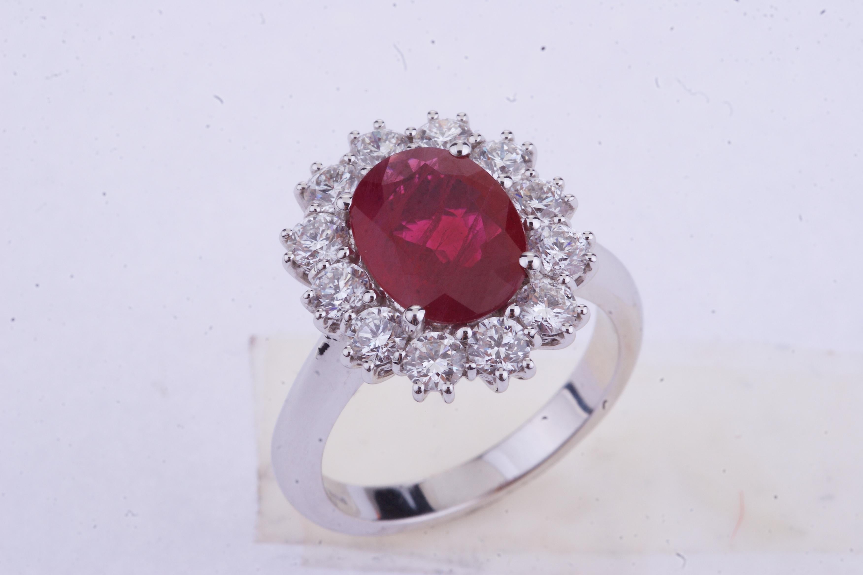 Oval Burma Ruby with Round Diamonds White Gold Ring with Certificate In New Condition For Sale In Roma, IT