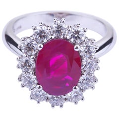 Ovaler Burma-Rubin mit runden Diamanten Weißgold Ring mit Zertifikat