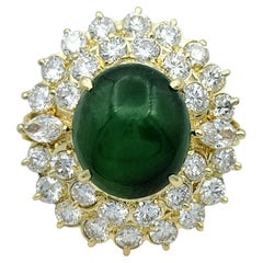 Ovaler burmesischer Jade- und Doppeldiamant-Halo-Cocktailring aus 14 Karat Gelbgold